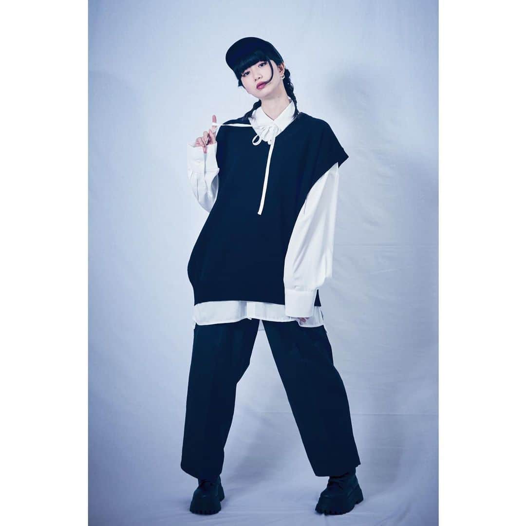 のインスタグラム：「@surrearis mens new collection🐇🖤  シュルレアリスのユニセックス表記は基本的にメンズサイズで、あたしの好みでわりとオーバーサイズです  それでも女の子のこんな着方も可愛いよってコーディネートの提案としてあたしがルック担当をしています ということでわかりにくいのかもしれないけど約半数がメンズアイテム、もっと言えば個人的にタイプのお洋服たちです 全員着てください  photo @yamaguchimayu5  hairmake @he_to_mean」