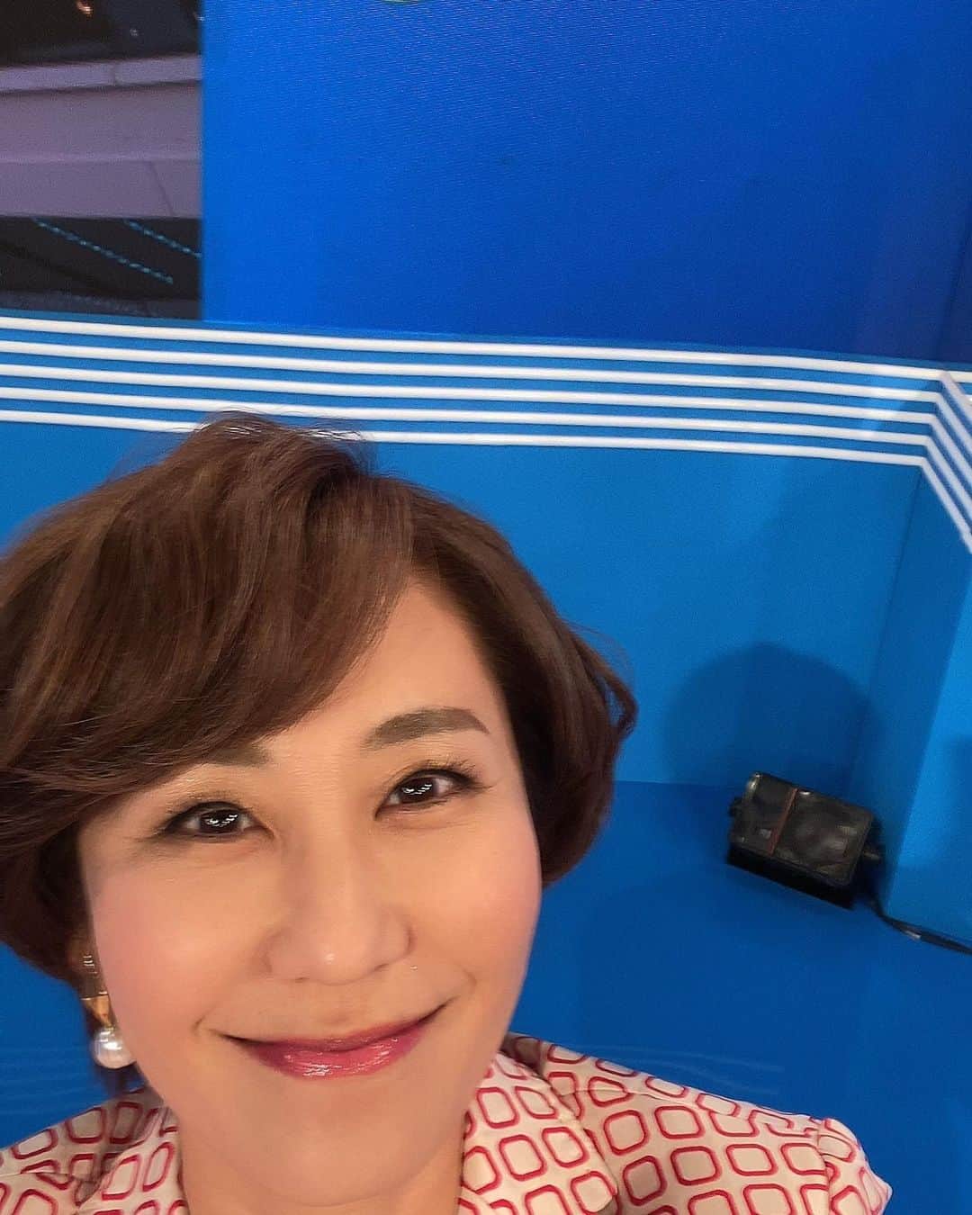 森上亜希子のインスタグラム：「始まるよ〜‼️ NHKでは総合で生放送でお伝えします‼️  私は、スタジオからお伝えします‼️  是非、ご覧下さい‼️  解説は杉山愛さんです。  衣装の写真は後ほど‼️  Go Naomi🇯🇵  #nhk #解説 #テニス #tennis #全豪オープンテニス」