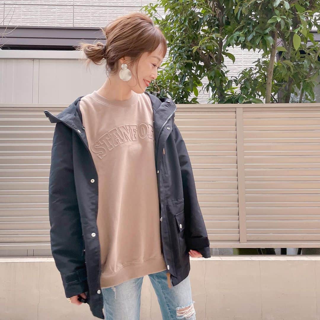 Kikuno Sayumiさんのインスタグラム写真 - (Kikuno SayumiInstagram)「〻3way jacket〻 ・ ・ ・ @classicalelf_official の3WAYボアマウンテンパーカー𓂃 ・ これ、普通のボアアウターかと思いきや、中のボアが外せてマウンテンパーカーになるよ（3.4枚目）✨ ・ ボアを付ければ真冬でも行けるほどあったかいし、夏以外のロングシーズンで使える😍私はブラックにしたよ💡 ・ しかも、撥水加工だから雨の日もいける、最高🙆‍♀️手首にマジックテープが付いてて簡単に調整可能だし…なんて痒い所に手が届くアウターなんだろ😂💕 ・ カラー5色展開だよ。 本当オススメだから是非是非チェックしてみてね✨ ・ ・ ・ #ファッション#コーデ#fashion#ママ#ママコーデ#プチプラコーデ#大人カジュアル#ヘアアレンジ#大人可愛い#シンプルコーデ#クラシカルエルフ#classicalelf#エルフコーデ#スプリングコート #ボアコート #マウンテンパーカー#locari #ロカリ#大人コーデ#大人カジュアル#PR #お洒落さんと繋がりたい#春コーデ」2月20日 17時43分 - sayumikikuno