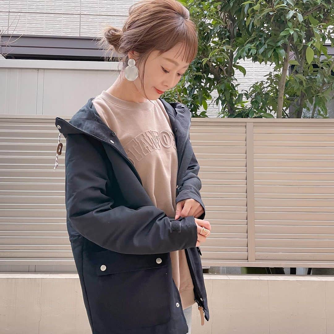Kikuno Sayumiさんのインスタグラム写真 - (Kikuno SayumiInstagram)「〻3way jacket〻 ・ ・ ・ @classicalelf_official の3WAYボアマウンテンパーカー𓂃 ・ これ、普通のボアアウターかと思いきや、中のボアが外せてマウンテンパーカーになるよ（3.4枚目）✨ ・ ボアを付ければ真冬でも行けるほどあったかいし、夏以外のロングシーズンで使える😍私はブラックにしたよ💡 ・ しかも、撥水加工だから雨の日もいける、最高🙆‍♀️手首にマジックテープが付いてて簡単に調整可能だし…なんて痒い所に手が届くアウターなんだろ😂💕 ・ カラー5色展開だよ。 本当オススメだから是非是非チェックしてみてね✨ ・ ・ ・ #ファッション#コーデ#fashion#ママ#ママコーデ#プチプラコーデ#大人カジュアル#ヘアアレンジ#大人可愛い#シンプルコーデ#クラシカルエルフ#classicalelf#エルフコーデ#スプリングコート #ボアコート #マウンテンパーカー#locari #ロカリ#大人コーデ#大人カジュアル#PR #お洒落さんと繋がりたい#春コーデ」2月20日 17時43分 - sayumikikuno