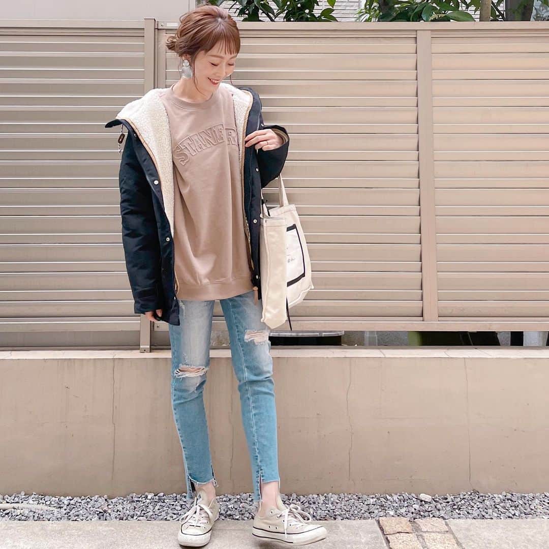 Kikuno Sayumiさんのインスタグラム写真 - (Kikuno SayumiInstagram)「〻3way jacket〻 ・ ・ ・ @classicalelf_official の3WAYボアマウンテンパーカー𓂃 ・ これ、普通のボアアウターかと思いきや、中のボアが外せてマウンテンパーカーになるよ（3.4枚目）✨ ・ ボアを付ければ真冬でも行けるほどあったかいし、夏以外のロングシーズンで使える😍私はブラックにしたよ💡 ・ しかも、撥水加工だから雨の日もいける、最高🙆‍♀️手首にマジックテープが付いてて簡単に調整可能だし…なんて痒い所に手が届くアウターなんだろ😂💕 ・ カラー5色展開だよ。 本当オススメだから是非是非チェックしてみてね✨ ・ ・ ・ #ファッション#コーデ#fashion#ママ#ママコーデ#プチプラコーデ#大人カジュアル#ヘアアレンジ#大人可愛い#シンプルコーデ#クラシカルエルフ#classicalelf#エルフコーデ#スプリングコート #ボアコート #マウンテンパーカー#locari #ロカリ#大人コーデ#大人カジュアル#PR #お洒落さんと繋がりたい#春コーデ」2月20日 17時43分 - sayumikikuno