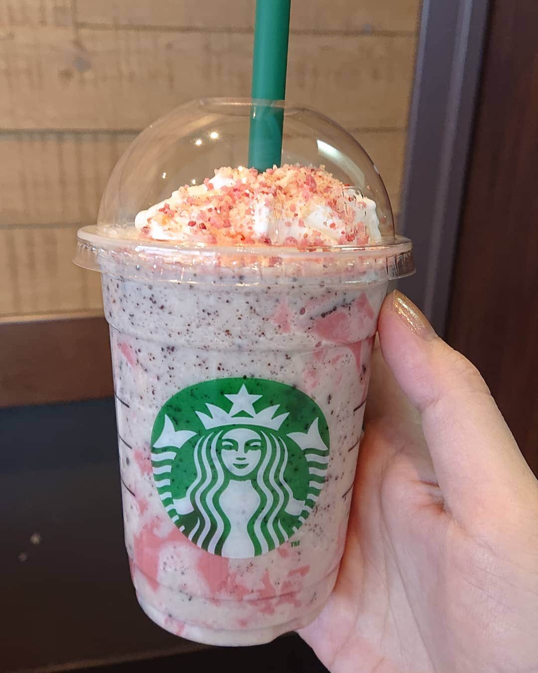 千葉泉のインスタグラム：「チョコ好きだからチョコチップ追加したらサクラ感が台無しになった😂 でも美味しかったです！！  #スタバ新作  #starbucks  #サクラふわりベリーフラペチーノ」