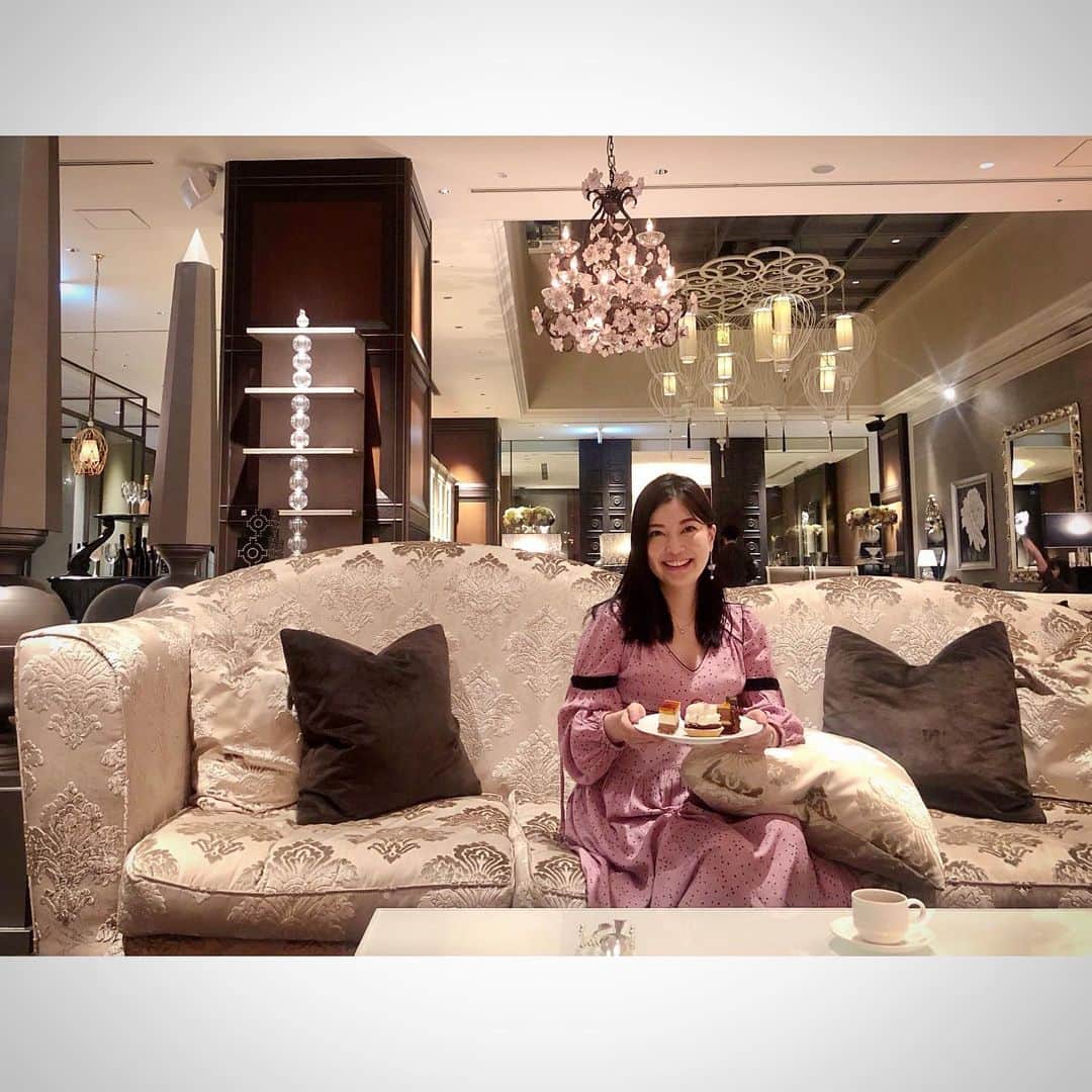 永末まゆのインスタグラム：「周囲も驚くほどの慎重派なので🤣、今はお茶するときはテラスか貸し切り状態の時だけ！と決めているのですが、「あ！あそこなら！」と思い出して @intercontitokyobay の#ニューヨークラウンジ　へ🫖☕️✨  ホテルのラウンジなのに、こんなにお客さん入れなくて大丈夫？と心配になる程の贅沢な空間で、隣のお客様との席間がゆーーったりしてます✨  アフターヌーンティーが可愛いかったー🫖🤤(私は滞在時間短くするために、ケーキ盛り合わせ🤣にしちゃった)  昔、sweetのロケを手配した際に撮影場所として使わせてもらった位本当に大好きな場所なんだけど、 #オーマイボス恋は別冊で って言うドラマ見ていたら、#菜々緒 さんが来ていて、なんだか撮影のこと思い出しちゃった☺️(写真5.6枚目だよー！)  しかし、ケーキ🍰、美味しかったなぁ。  クープ・デュ・モンド世界大会など数多くの賞を受賞した#德永純司 さんのケーキ、久しぶりもあって噛み締めながらいただきました😭  ・ ・ ・ #東京ホテル巡り #ホテルラウンジ #nyラウンジブティック #インターコンチネンタル #インターコンチネンタル東京ベイ #感染対策もバッチリ #ケーキ好き #ケーキ好きな人と繋がりたい　#ボス恋ロケ地 #ボス恋」