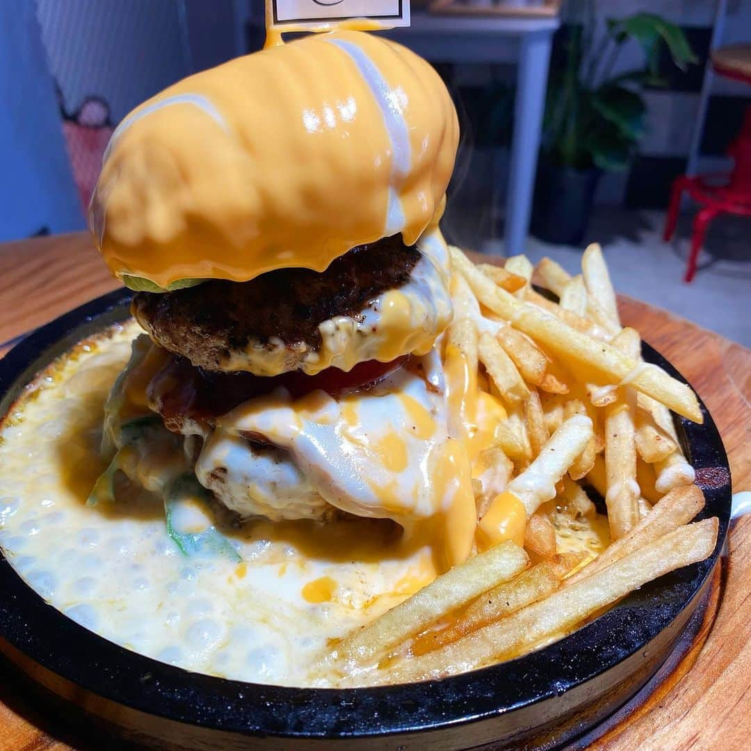 ゆうとグルメさんのインスタグラム写真 - (ゆうとグルメInstagram)「ㅤㅤㅤㅤㅤㅤㅤㅤㅤㅤㅤㅤㅤ 京都、嵐山にあるUPIT'S BURGERさん(@upits.burger)の 「溶岩deチーズバーガープレート」1480円 「セットドリンク」300円 ㅤㅤㅤㅤㅤㅤㅤㅤㅤㅤㅤㅤㅤ 嵐電嵯峨駅から徒歩2分ほどのところにあるアピッツバーガーさんは、大人気のハンバーガー専門店！ ㅤㅤㅤㅤㅤㅤㅤㅤㅤㅤㅤㅤㅤ 今回は溶岩deチーズバーガーを注文🍔 ㅤㅤㅤㅤㅤㅤㅤㅤㅤㅤㅤㅤㅤ これはアボカド、トマト、ビーフパティ2枚、ベーコン、水菜を挟んだボリューム満点のハンバーガープレートで、横にポテトを添え、熱々の鉄板にのせて提供されました！ ㅤㅤㅤㅤㅤㅤㅤㅤㅤㅤㅤㅤㅤ このメニューの目玉は、仕上げに上から2種類のチーズソースをたっぷりとかけてくれるところ！ さらに最後にスピリタスというお酒をふりかけ、火をつけて香りつけのフランベまでしてくれます！ ㅤㅤㅤㅤㅤㅤㅤㅤㅤㅤㅤㅤㅤ ビーフパティは牛肉100%のものを使っているので肉肉しくてジューシー、濃厚なチーズソースとの相性も抜群！ 演出が派手なだけでなく、味もちゃんとおいしい大満足のチーズバーガーに仕上がっていました🤤 ㅤㅤㅤㅤㅤㅤㅤㅤㅤㅤㅤㅤㅤ 想像以上にボリュームがあったので小食な人だとしっかりお腹を空かせていかないと完食するのは難しいかも！ ㅤㅤㅤㅤㅤㅤㅤㅤㅤㅤㅤㅤㅤ でもこれは機会があればぜひ食べてみてほしい！ おすすめ！！  ------------------------------------------ 📍京都府京都市右京区嵯峨天龍寺車道町4-7 ⏰10:00〜19:00 🛌不定休 🚃嵐電嵯峨駅から徒歩2分 ------------------------------------------ #嵐山カフェ #upitsburger #ハンバーガー #チーズ」2月20日 17時54分 - yuuuuto38