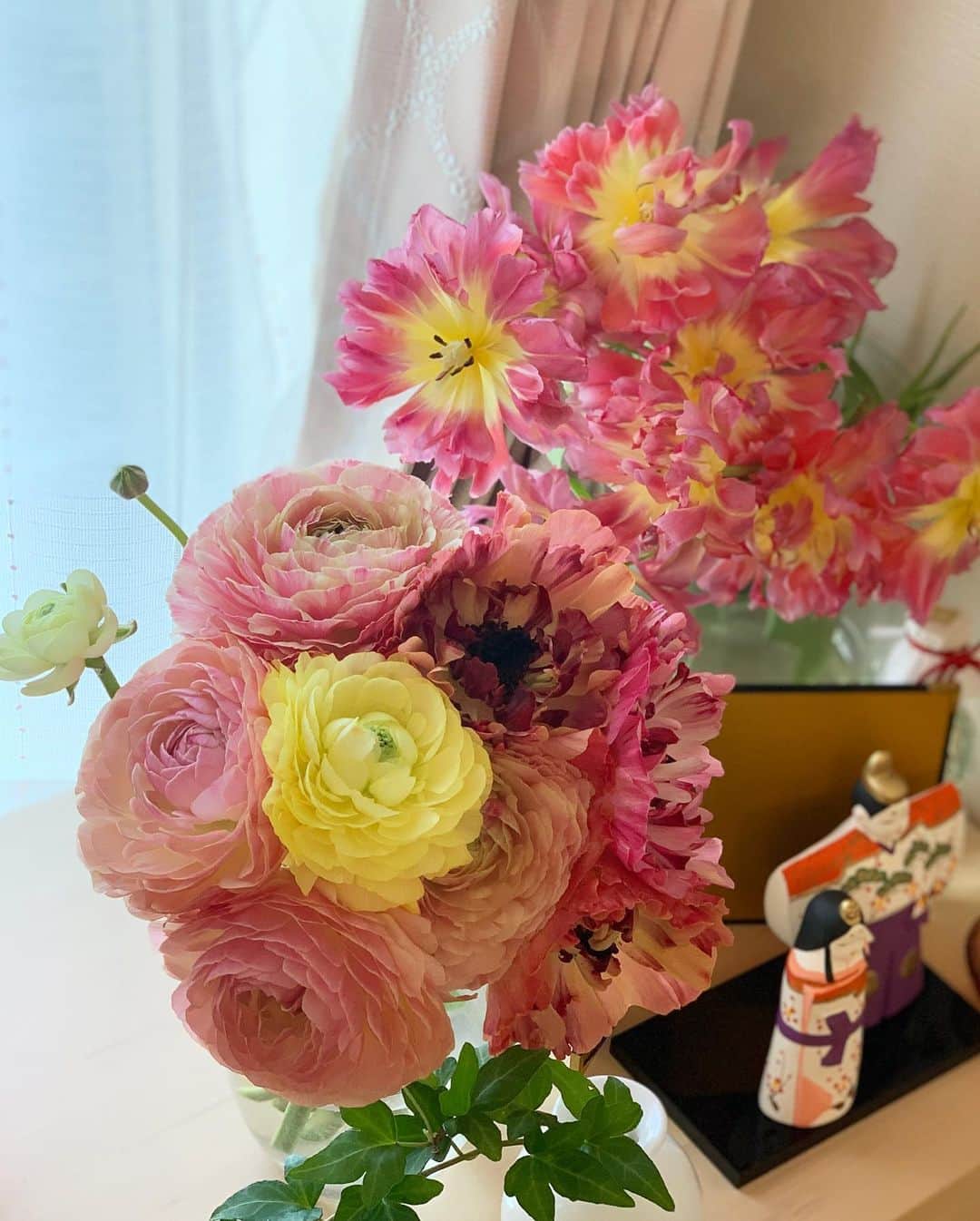 沢瀉美緒さんのインスタグラム写真 - (沢瀉美緒Instagram)「※ Fresh flowers @allgoodflowers 💐 . 最近は @allgoodflowers でお花をお願いすることが 多いのですが、本当に持ちが良くて かなり前に持ち帰ったパンジーが 今も次々と咲いています✨ . チューリップはそろそろ散りそうだけど ラナンキュラスは元気✨ . 今日は @mie721 ちゃんとお花を選びに行って 少しここで日向ぼっこ🤏 . . #flowers #flowerstagram #allgoodflowers #オールグッドフラワーズ #お花のある暮らし #お花好きな人と繋がりたい #パンジー #pansy #ラナンキュラス #ranunculus」2月20日 17時54分 - mio_omodaka