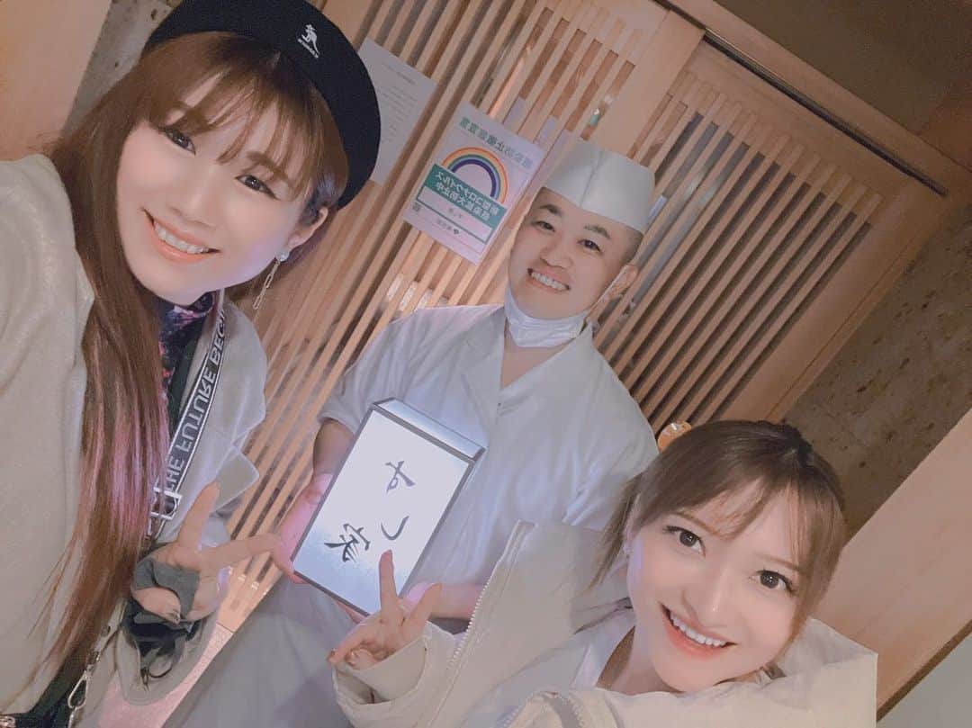 のインスタグラム：「鮨屋といえば....銀座かねさか‼︎ と言いたいところですが 私にとっては かねさか本店の姉妹店 "すし家"です❣️☺️☺️  夜もランチもリピートしちゃう! 大将のまもちゃんも私のBARに良く来てくださる...! そしてゴルフ仲間⛳️ 会話はいつもゴルフ!!www 味だけではない店。 まもちゃんの人間性がお客様の心を掴んでお店の一体感がすごい。 また行きます！ 皆さんも贅沢したい時は、銀座すし家へ🍣♡ #すし家  #かねさか #金坂さんのお弟子 #大橋守」