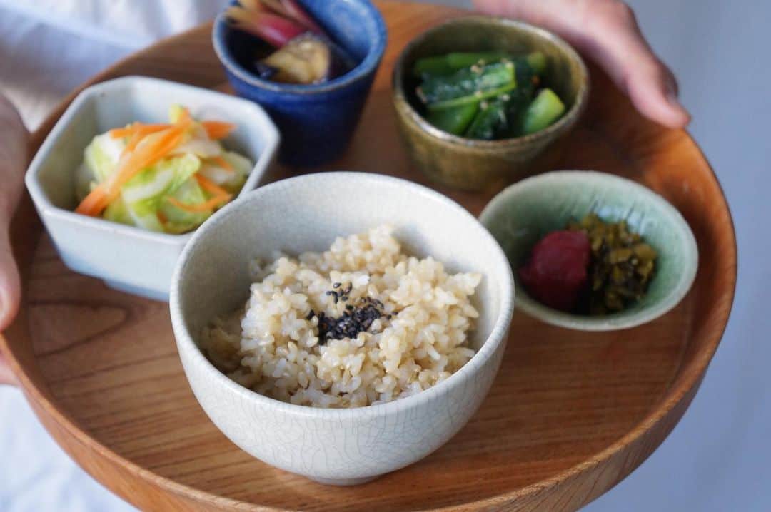 鈴木あすなのインスタグラム：「昨日はいつぶりかの外食でした。 やっぱ外食は晴れの日だな〜♡ . . 料理は料理でも、 私の中で家庭料理と外食は全く違うもの。 お店の味はお金をもらうために、計算された味だし、ビシッと味が決まってる！  印象づけるように、見た目のインパクトや味付けや量もさすが、って感じ。 . . 外食が外さない味だとしたら家庭料理は落ち着く味。 . . 旅行で言うと、外食は海外旅行で家庭料理は実家に帰省する。くらい違うものと思った方がいいかもw(伝わる？) . . 味が完璧に決まるのはプロの仕事で、 家庭料理は味を決めることよりも、 自分の食べたいものを自分の手で作り出せることが、まず大切ですよね。 . . 私の中では、食事をシンプルにする＝貧しい　では決してなく、 暮らし方と同じで、減らして、無くしてどんどんシンプルにしていいと思ってます。 . . 家庭料理の場合、お金をかけることが正義ではなく、安いものこそ美味しい(旬)ものと思って。 . . 旬のものをシンプルに。 質素なのではなく、これこそ持続可能な本来あるべき家庭料理だと思う。 (今の家庭料理はtoo muchだと感じています。) . . 最近は自分の味覚だけでなく、情報で美味しいと感じている人が多いような？？ 何かの評価や外部情報でね。 . . そうではなく、シンプルなお家のご飯をまず「美味しい」と感じられるものに変えていくことが大切です。 . . たぶん、美味しいものの基準は自分の内側にあるんだと思うよ♡ . . #おうちご飯最高 #たまにの外食も最高」