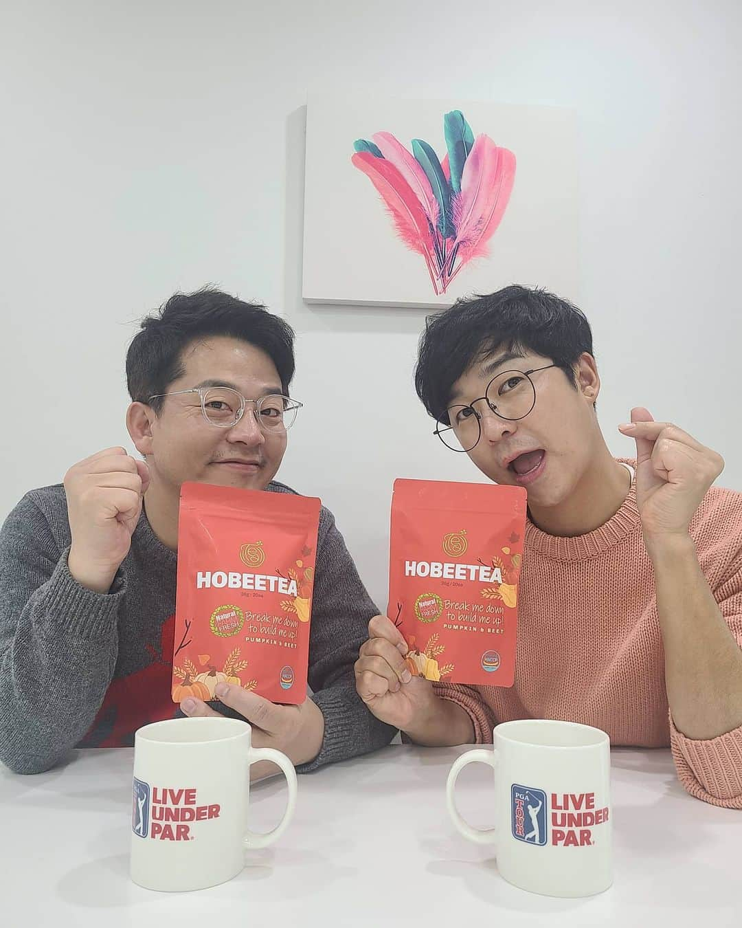 キム・ジュノのインスタグラム：「찬우형의 Hobeetea  사업대박나길#hobeetea#호박#차#건강」