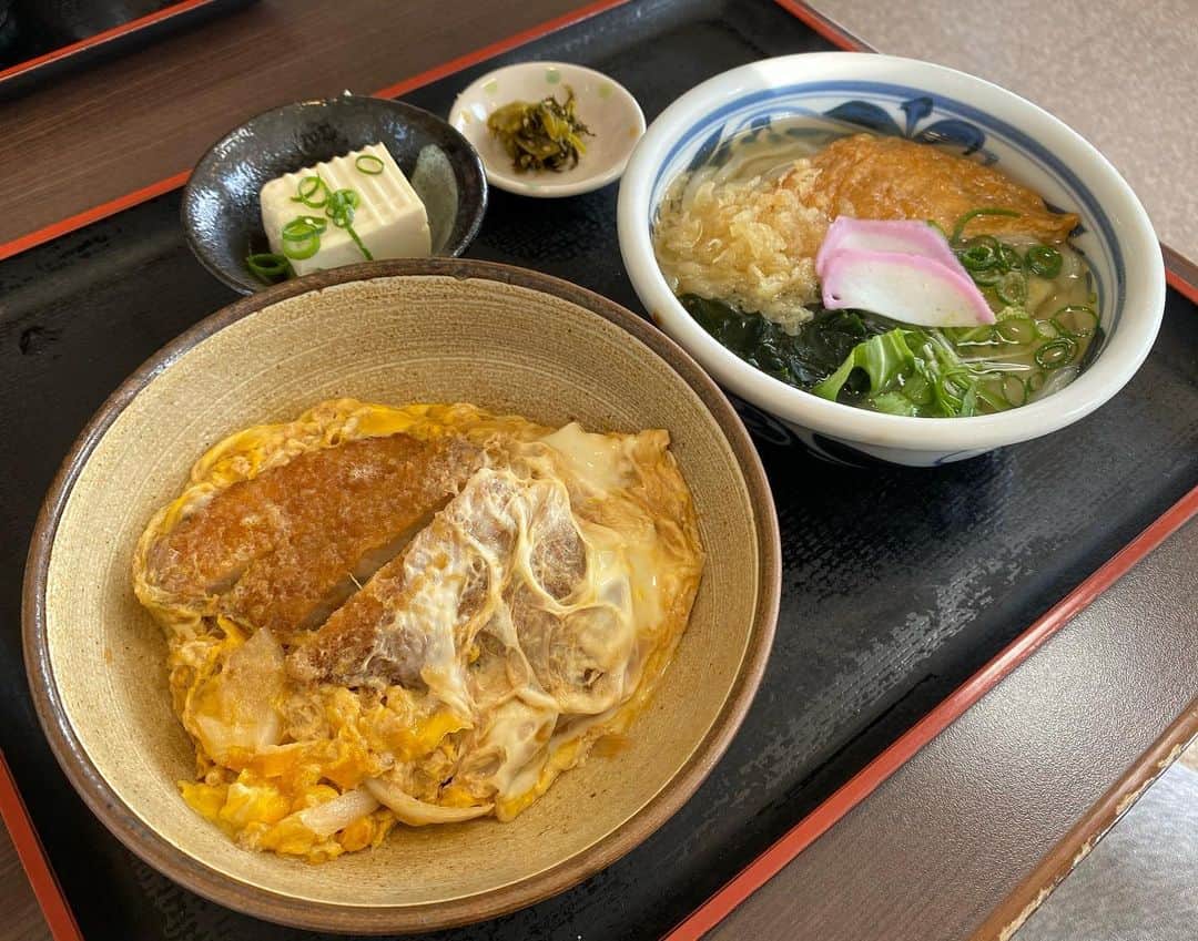 浅香圭（コラゾン）のインスタグラム：「安定の旨さ。 ミニセットカツ　670円也☆ うどんの小町☆  #天ぷら#うどん#温泉 #イラスト#タピオカ #マンガ#らくがき #お弁当#food#モデル #イケメン#art#小倉 #ランチ#福岡 #豊前裏打会#カツ丼 #冷奴#ラーメン #麺好きな人と繋がりたい #九州#ダイエット #おかず#メイク#筋トレ #撮影#お昼ごはん#デザイン #ヘアスタイル#lunch」