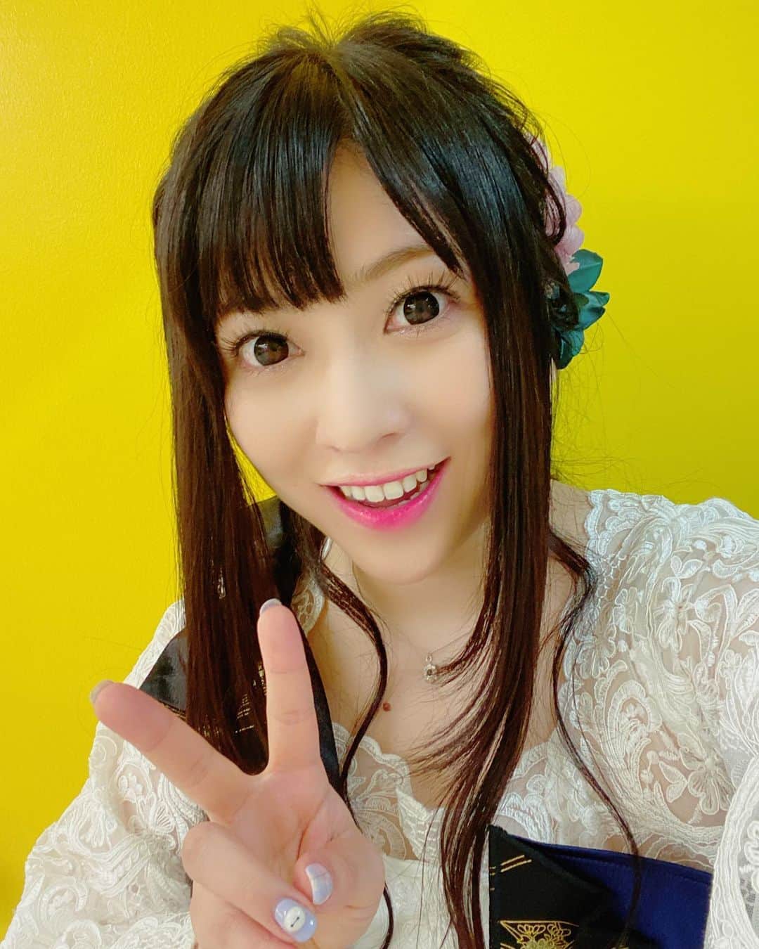 鈴華ゆう子のインスタグラム：「滅多に着ない衣装なので、黄色い壁の前で記念撮影！ Rarity costume.Like a Rapunzel♡ #和楽器バンド #鈴華ゆう子 #Wagakkibnd #yukosuzuhana」