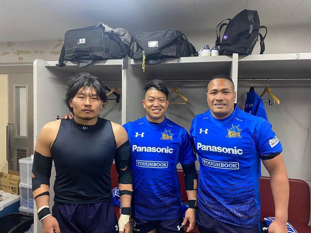 のインスタグラム：「第1節　vs RICOH 55-14 win. 開幕したからな、次も気合い入れていこうぜ。スクラム最前線三人衆。  #topleague  @panasonic_wildknights_funclub」