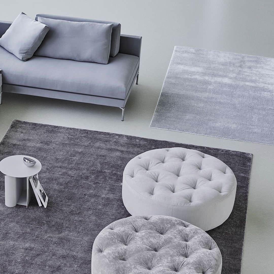 eilersenのインスタグラム：「Plano stands and floats on round, 16,5 cm high steel legs that are in keeping with the same light tone. ⁠ •⁠ •⁠ •⁠ #eilersen #plano #eilersenfurniture #myeilersen #interiordesign #homedecor #sofa #danishdesign #inredning #finahem #interiorlovers #interiordesign #modernliving #minimalism #nordiskehjem #nordicinspiration #nordicliving #craftsmanship #luxurylifestyle #boligindretning #designinterior #livingroominspo #boliginspiration #softminimalism #hemindredning #schönerwohnen #nordicminimalism」