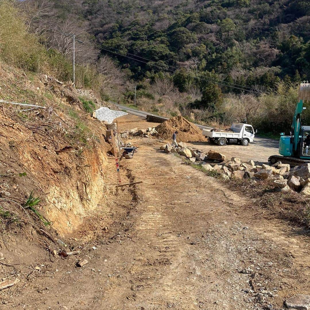 Utsuさんさんのインスタグラム写真 - (UtsuさんInstagram)「山が崩れないように石垣を使って修繕工事を進めています。とりあえず30mが完成。山側は全長70m。海側に60mで合計130mほど。私のバカな構想を手伝って頂ける地元の職人さんに感謝です。 #愛媛県愛南町 #室手海岸」2月20日 18時00分 - 3utsu