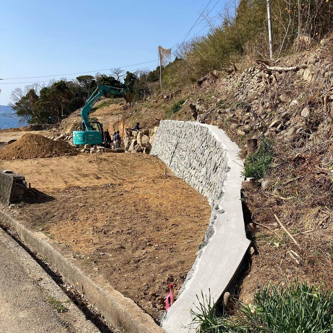 Utsuさんさんのインスタグラム写真 - (UtsuさんInstagram)「山が崩れないように石垣を使って修繕工事を進めています。とりあえず30mが完成。山側は全長70m。海側に60mで合計130mほど。私のバカな構想を手伝って頂ける地元の職人さんに感謝です。 #愛媛県愛南町 #室手海岸」2月20日 18時00分 - 3utsu