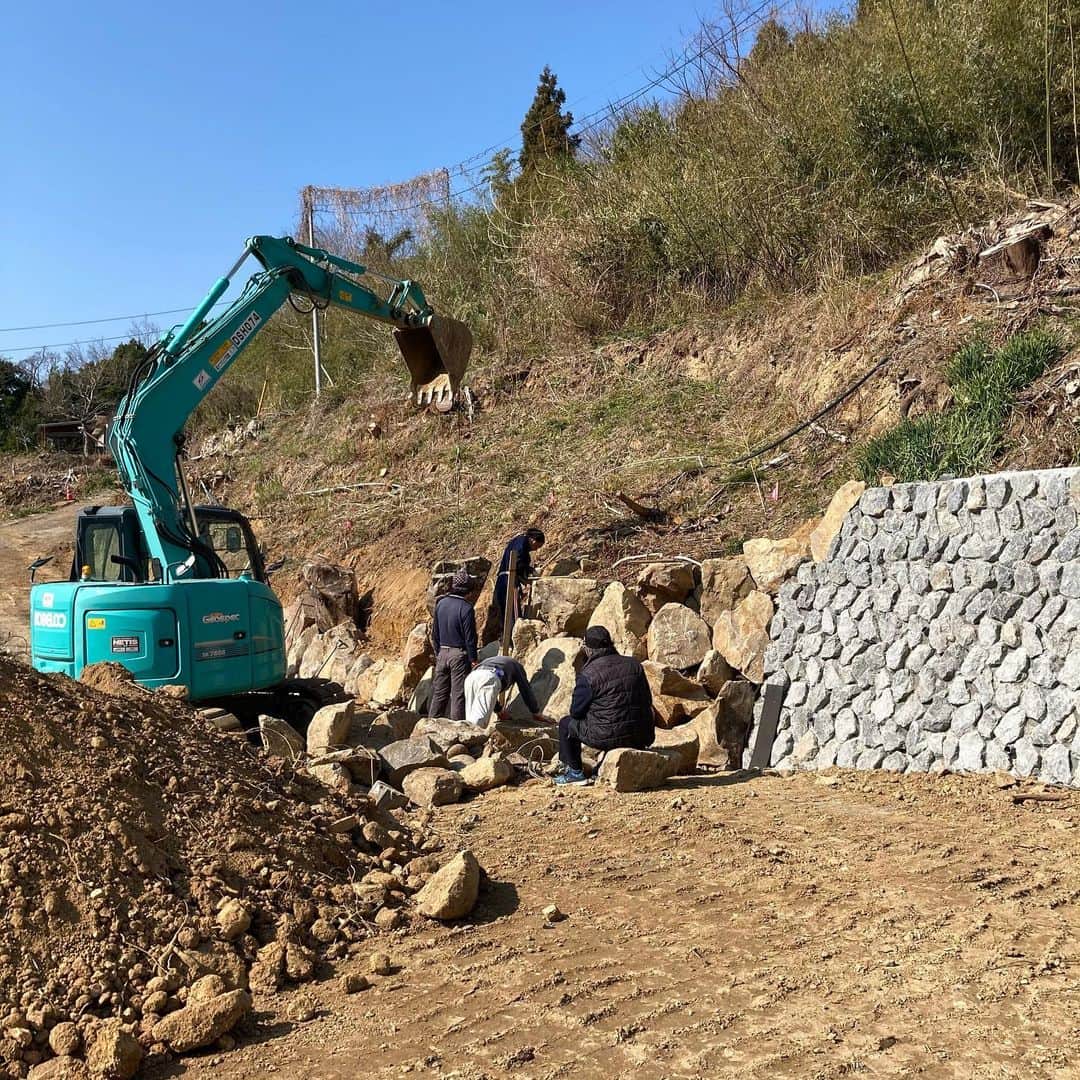 Utsuさんのインスタグラム：「山が崩れないように石垣を使って修繕工事を進めています。とりあえず30mが完成。山側は全長70m。海側に60mで合計130mほど。私のバカな構想を手伝って頂ける地元の職人さんに感謝です。 #愛媛県愛南町 #室手海岸」