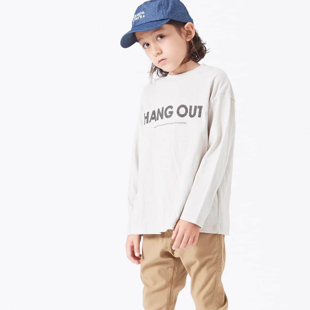 エフオーオンラインストア 子供服さんのインスタグラム写真 - (エフオーオンラインストア 子供服Instagram)「【BREEZE】家族で楽しむリンクコーデ👨‍👩‍👧‍👦  シンプルなロゴデザインでTシャツ、ワンピ―ス、ベビーカバーオールに加え、大人サイズ（パパ、ママ）もご用意しています。 背中には家族それぞれがキャンプしているイラストが！  キッズとベビー、キッズとパパママでリンクコーデを楽しんでみて♪  ▼キャンプリンクTシャツ ￥1,900+tax 　color:beige,mint,charcoal 　size:80～140cm  ▼キャンプリンクワンピース　￥2,600+tax 　color:pink,charcoal 　size:80～140cm  ▼キャンプリンクボディオール　￥2,300+tax 　color:beige,mint,charcoal 　size:70～80cm  ▼キャンプリンクTシャツ_ママ　￥2,900+tax 　color:beige,charcoal 　size:M  ▼キャンプリンクTシャツ 大人　￥2,900+tax 　color:beige,charcoal 　size:L  #リンクコーデ #お揃いコーデ #親子リンク #foonline #BREEZE #ブリーズ #子供服 #こどもふく #ベビー服 #キッズコーデ #女の子 #男の子 #女の子コーデ #男の子コーデ #娘コーデ #むすこーで #女の子ママ #男の子ママ」2月20日 18時00分 - foonline