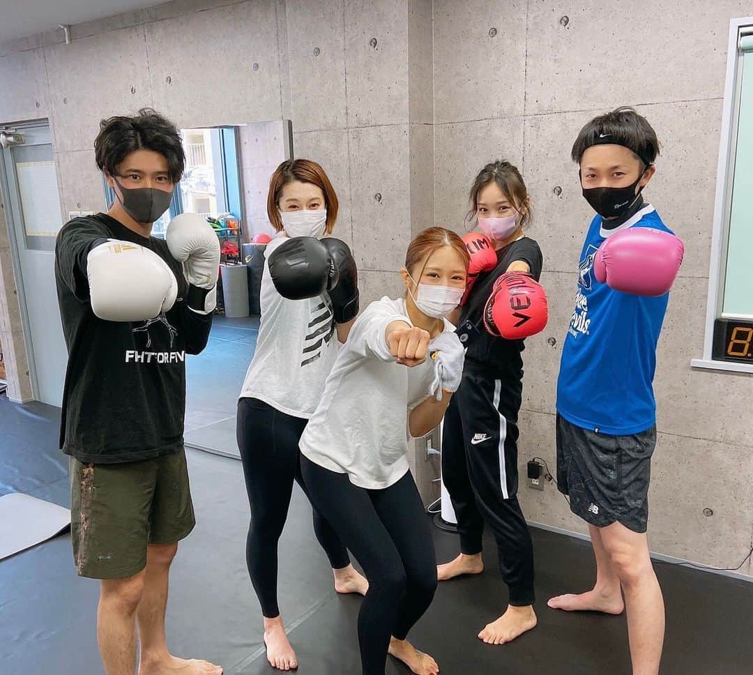 天舞音さらのインスタグラム：「初めてキックボクシング体験させてもらった！！ 楽しかったー😆😆 また行きたいっっ🥊 ステイホームでたるんだ体を引き締めねばwww #キックボクシング #トレーニング #ムエタイWMC世界チャンピオン #@r_fit820 Rika先生に教えていただいたよ❤️ #かっこよすぎる❤︎」