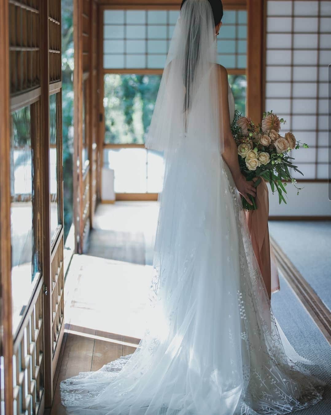 のインスタグラム：「春はそこ、詩的なタンポポ刺繍の優しき軽やかな美しきドレス🕊️ @annakaraofficial 優しさもあり強さも併せ持つブランド🥀 . たんぽぽ… 寒い冬を乗り越え、光に満ち溢れた新しき季節に咲く花🕊️ . 花言葉は‘’真心の愛‘’ 自然の牧草地の花と種子 . 春🌸相応しきドレス… #アンナカラ . @hakone.retreat  の光の中で更に透明感を放つドレス🕊️ . ★リアルなクリオマリアージュブライズをご紹介しております⏬  @cliomariage_brides ★パーティーや花嫁アクセサリーのご購入検討中の方はこちらをご覧ください⏬ @cliomariage.shop . The request of photo wedding is also possible. Please make an appointment. ↓↓↓ ☏+81-3-3770-9722 ✉info@cliomariage.com 1-16-16-5F Dogenzaka,Sibuya,Tokyo #cliomariage #photowedding #クリオマリアージュ #フォトウエディング #ウエディングフォト #ウエディングドレス #ドレス試着 #結婚準備 #ドレス探し  #海外挙式 #前撮り #後撮り #たんぽぽ刺繍 #レストランウエディング #プレ花嫁 #卒花嫁  #高身長花嫁 #家族婚 #2021秋婚 #2021夏婚　#2021春婚 #ウェディングドレス試着 #カラードレス試着 #ドレス迷子 #インポートドレス #家族挙式 #annakara  #weddingdress #アンナカラ」