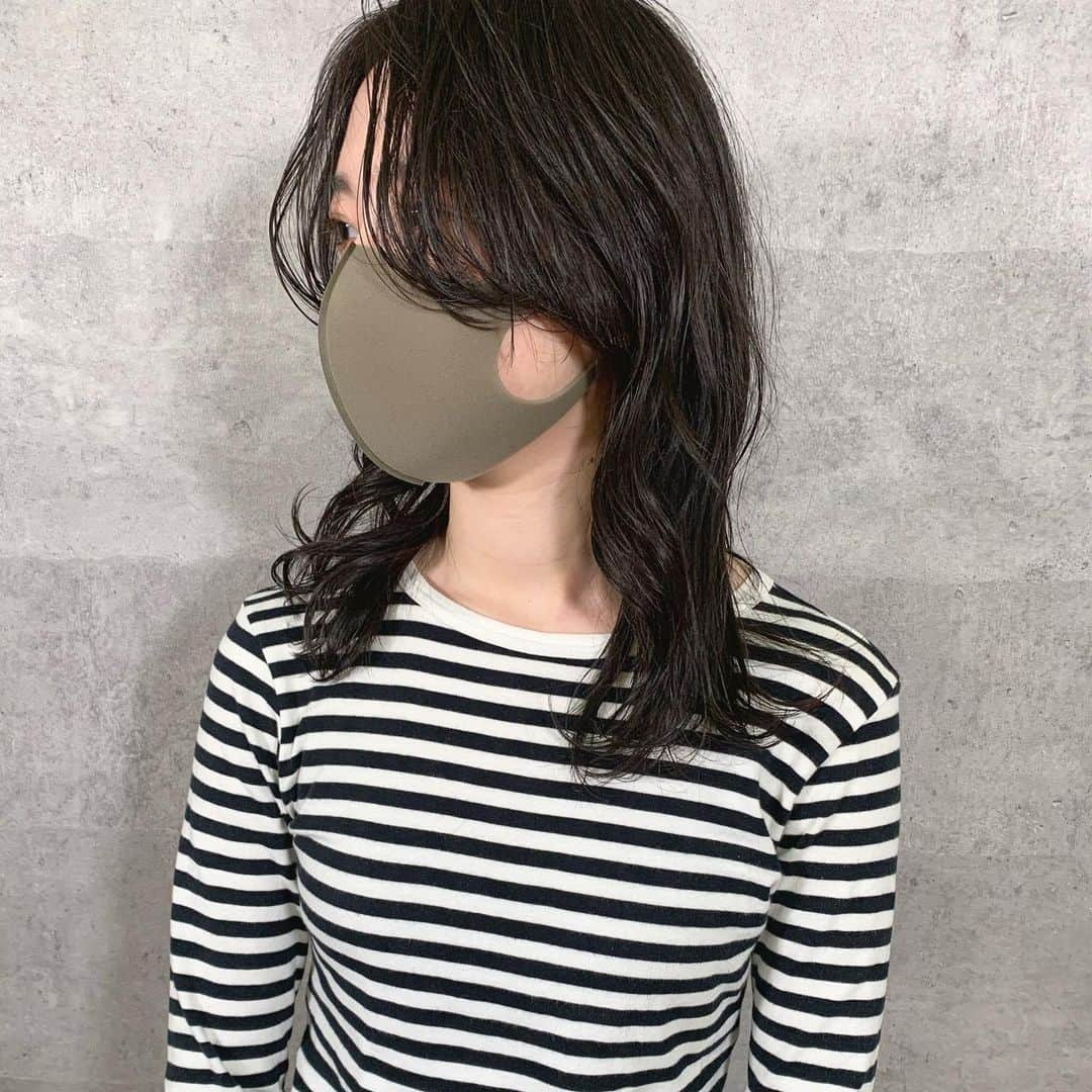 YUMIKOさんのインスタグラム写真 - (YUMIKOInstagram)「レイヤー✂︎✂︎✂︎  ワンレンからの イメチェン！ 顔まわりにがっちりレイヤー入れて バックはワンレンのこし気味が ポイント✨  お洒落  ●Instagram新規のお客様●20%OFF● →お気軽にDMorLINEください ご紹介割引あります  ホリスティックBIKAKUストレート¥16500〜 髪質改善サブリミックトリートメント¥7700〜 ・・・ ・ ・ ・ 【予約LINE@HWZ4395V】 #ハイライト#ヘアカラー#韓国風ヘア#ウルフカット#Japan#sknow#白髪染め#ボブ#イルミナカラー#HAIR#hairarrange#ヘアセット#ヘアアレンジ#札幌#札幌美容室#ユミコアレンジ#sapporo#結婚式ヘアセット#ブライダル# 髪質改善#大通#イルミニスト#BIKAKU#wedding#hairdresser#beautysalon」2月20日 18時05分 - yumitasu1105