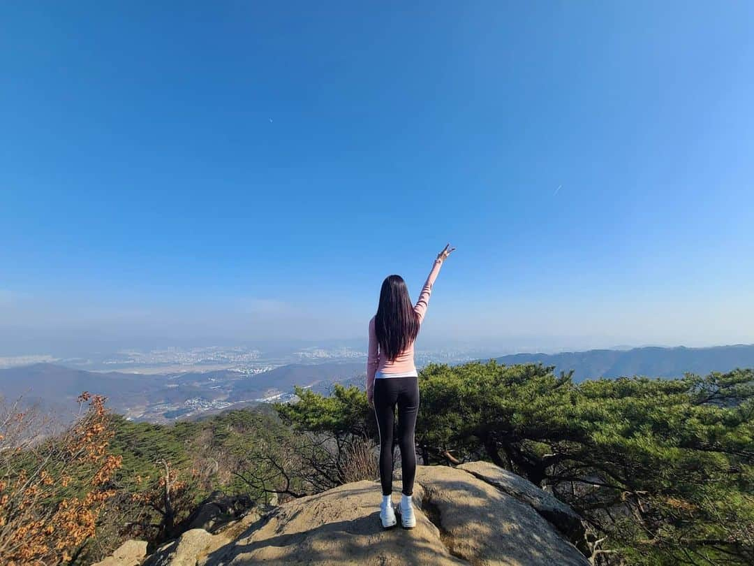 ユジョンさんのインスタグラム写真 - (ユジョンInstagram)「정상은 언제나 💙🤍💙🤍💙🤍」2月20日 18時06分 - yudong_0214