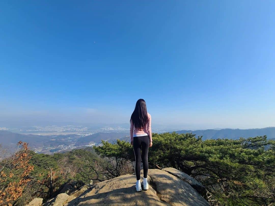 ユジョンのインスタグラム：「정상은 언제나 💙🤍💙🤍💙🤍」