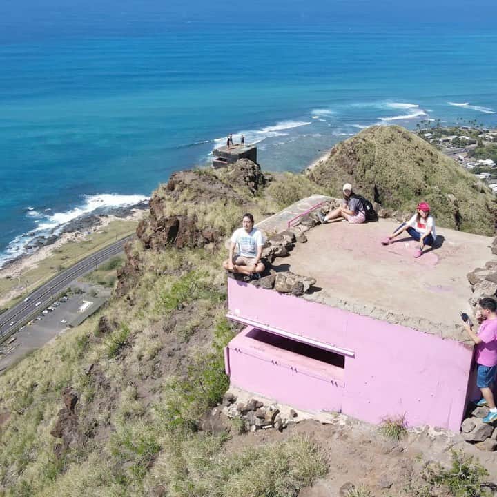 kawaiihawaiitourのインスタグラム：「今日は、ハワイのピンクピルボックスでのドローンでの360度の空上動画の様子です！ハワイに早く来れると良いですね〜！少しでもハワイの雰囲気を味わってもらえたら嬉しいです！当社では、お客様が行きたいところを自由に選んでもらって好きなようにツアーが回れます‼️本日は、ハワイは、50人のコロナの感染者が出ました。オアフ島は、段階的な規制緩和のPier3 (第3段階)に移行するようです！詳しくは、ストーリーを見てください〜 --------------------------------------------------------- ❤️Kawaii Hawai'i Tour / カワイイ・ハワイ・ツアー ❤️✨🌈プラン🌈✨ (ハワイ州政府公認会社 PUC 497-C) ✔︎日本人経営 日本人ガイド付きツアーなので安心️🏝✨😎👍🏽 ✔︎あなただけのオリジナルツアーが作れます ✔︎初ハワイ満喫コース、オススメスケジュールご用意しています‼︎ ✔︎ガイドブック派？それともローカル体験派？ ✔︎なんでもご相談下さい 💁🏽‍♂️💁🏽☀️🏝✨😎👍🏽 ✔︎お写真もたくさんお撮りします🤳 ------------------------------------------------------ ✴︎今日の格言✴︎ 踏まれても叩かれても、努力さえしつづけていれば、必ずいつかは実を結ぶ(升田幸三) ------------------------------------------------------ お客様の笑顔が私達の笑顔をモットーにツアーをさせてもらっています🚙🚖🚘 --------------------------------------------------------  #ハワイ #hawaii #カイルアビーチ #ワイキキビーチ #コロナ　#ファインダー越しの私の世界 #ワイキキビーチ #ハワイ好き #ラニカイビーチ #天国の海 #カイルア　#ハワイ行きたい #ハワイツアー #オアフ島　#ホノルル #ハワイチャーターツアー  #ハワイ旅行  #ハワイ女子旅  #ハワイ好き 　#ドローン #ハワイ好きな人と繋がりたい #ハワイコロナ　#インスタ映え　  #ハワイ観光 #絶景  #ハレイワ  #オアフ島 #卒業旅行 #pillbox 　#ピルボックス　#ピンクピルボックス#pinkpillbox  #アウラニ」