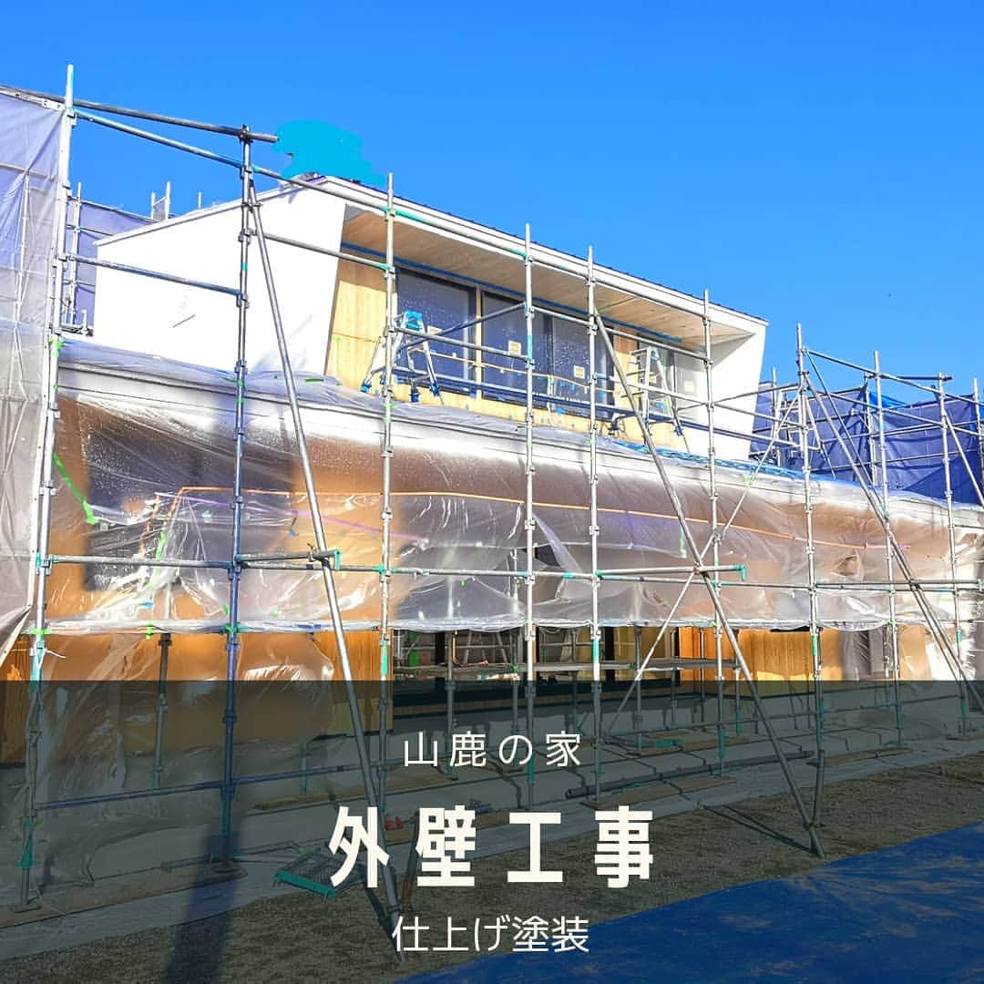 有限会社 稲葉製材住宅のインスタグラム：「配信遅れました 山鹿の家は雪の影響もあり ようやく外壁完了です💁‍♀️ 養生シートを外して乾燥させます💁‍♀️ 来週末には足場解体で全貌がお目見えです🙈🙈🙈  #山鹿の家 #外壁 #塗り壁 #かっこいい #工務店 #楽しい暮らし #環境に優しい家づくり #新築 #リフォーム #リノベーション #熊本 #玉名 #山鹿 #稲葉製材住宅 #イナバ  家族の未来、地球の未来を考えた家づくり 施工対応エリア 玉名、山鹿、荒尾、熊本市 県北メイン」