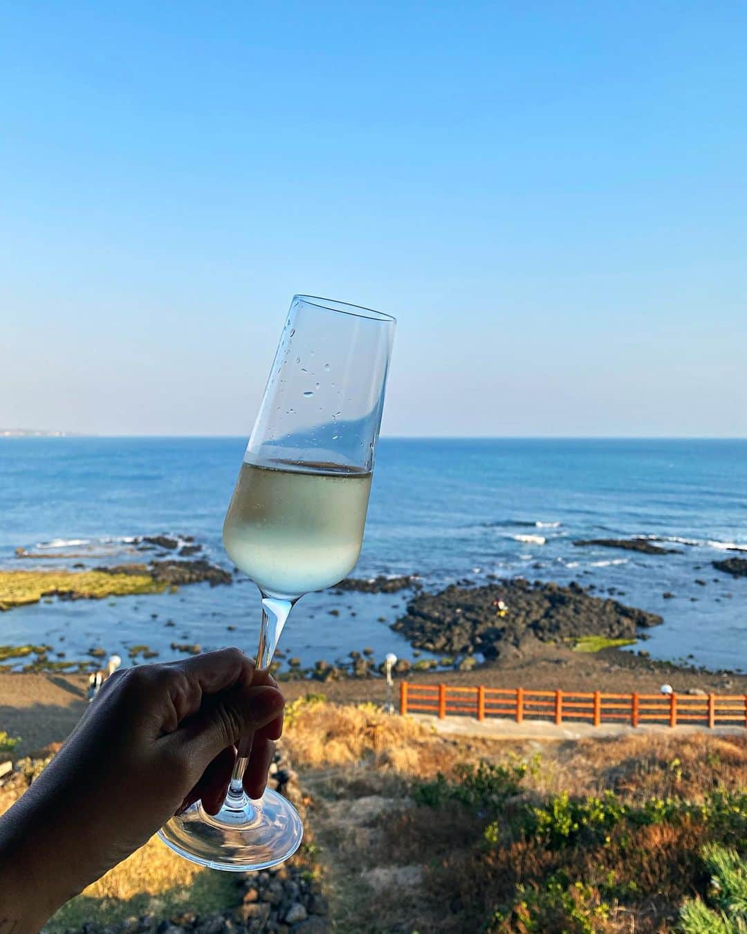 チン・ジェヨンのインスタグラム：「. 바다 샴퍙 🥂 . . . #진재영_제주지엔느  . .」