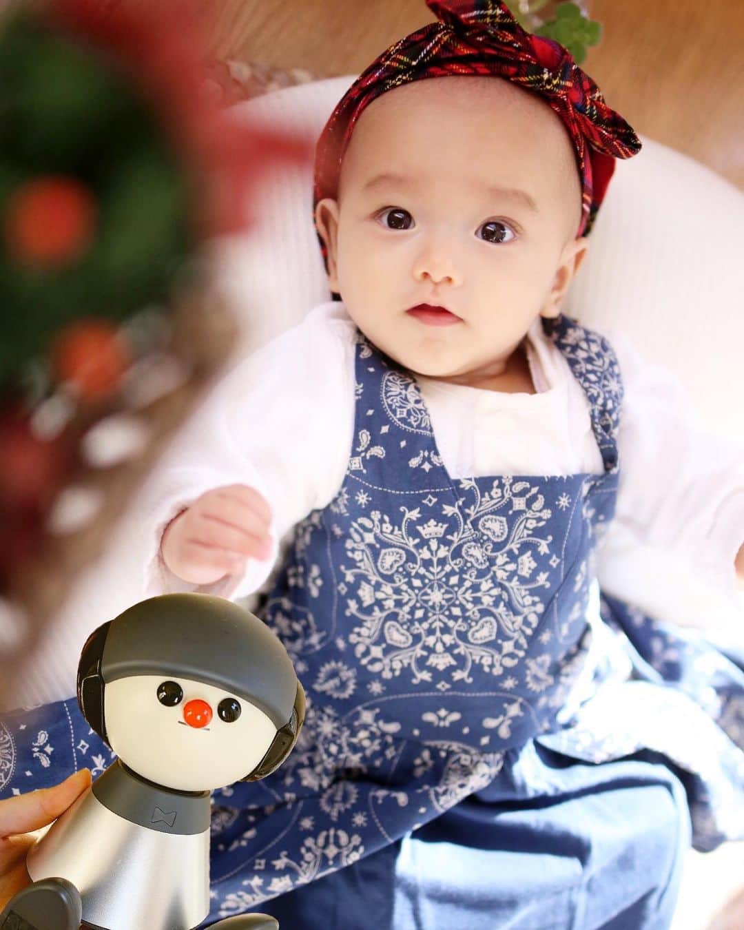 amiのインスタグラム：「． My baby is so cute  ママに買ってもらった 新しいワンピースを着てご機嫌の娘❤️  チャーリーくんと、どことなく お顔が似ているような…♡ @charlie_yamaha_official  チャーリーくん、たくさんお歌 を歌ってくれて娘も喜んでます👼💓 （息子への誕生日プレゼントだけどね…😳）  最近は、ずっしりと重くなって 抱っこも大変になってきました👶 それもまた嬉しい♡  ． 最近使ってるベビーカーは最後の 写真に載せたRunfeeの赤色だよ✨  他の色も気に入ってたけど赤がまた 可愛くてお散歩にはこれ〜❤️  ． #MyCharlieYamaha#charlie_yamaha_official #チャーリーモニター#ヤマハ#女の子ママ#生後5ヶ月#女の子ベビー#赤ちゃんコーディネート#ピジョン#FUNRIDEアンバサダー#FUNRIDEベビーカー#FUNRIDE体験#PR」