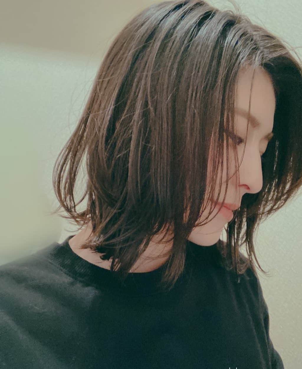 采女華のインスタグラム：「髪の毛を切りました。」