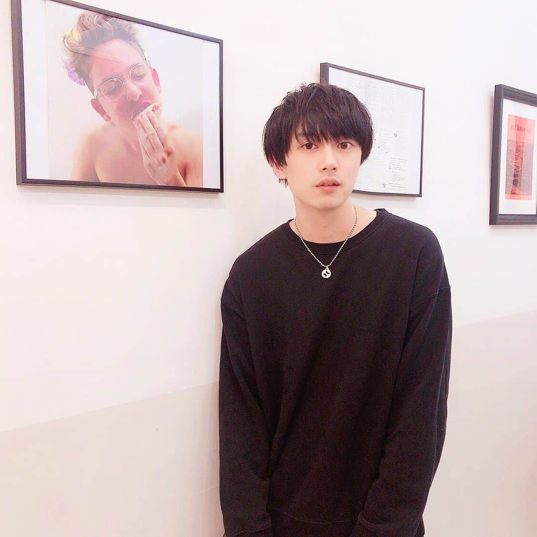 芹沢尚哉のインスタグラム：「撮影に向けて髪の毛カットしてもらってきました✌️ もちろんいつもお世話になっているHONEY表参道にて✨ 担当の川口さんは いつも芹沢のざっくりしたオーダーを素敵に再現してくれます💕 これでバッチリ撮影に臨めるぞ🔥  やっぱり髪の毛切ってもらうと気分も上がるね🎵  @shiho_honey 川口さん✂️ @honey_omotesando HONEY表参道」