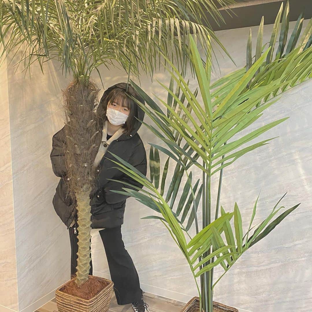 のインスタグラム：「. ひょっこりひょっこり フードあるパターンのアウターだよ！暖かい😳😳」