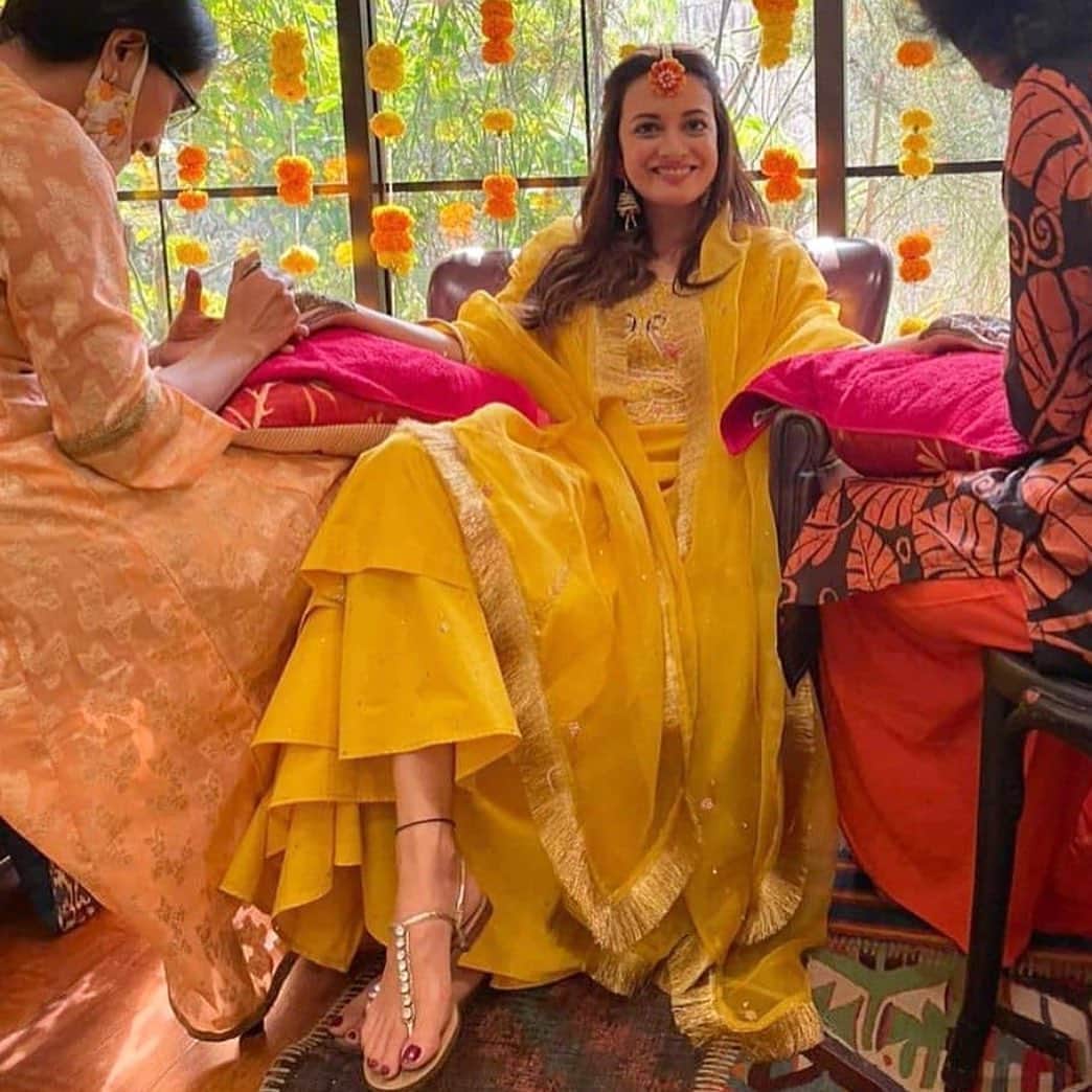 Indianstreetfashionのインスタグラム：「Dia Mirza being an absolute cutie at her mehendi ♥️ #indianstreetfashion @indianstreetfashion #indianwedding #weddings #weddingsupplier #wedding #weddingsofinstagram #instawedding  #bridesofindia #bridesofinstagram #indianbridaloutfit #bridaloutfit #weddinglook  #bridestyle #weddingtrend #jewellery #weddinginspo #weddingplanner #weddingblogger #destinationwedding #weddingchoreography #couture #weddingjewellery #weddingshopping #weddingseason #indiandesigner」
