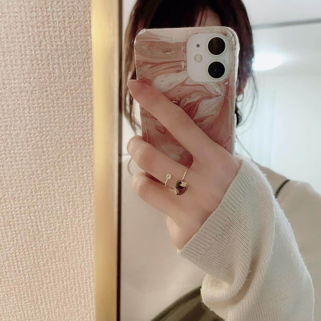 ましゅろ～さんのインスタグラム写真 - (ましゅろ～Instagram)「𝕣𝕖𝕔𝕠𝕞𝕞𝕖𝕟𝕕𓃱﻿ ﻿ ﻿ ﻿ ゴールドが好きなので、もうこのリングドストライク🤍﻿ 正直、写真より可愛い！！笑﻿ 石の透け具合と金箔が絶妙なんだよ…﻿ 伝われ…﻿ ﻿ ﻿ ﻿ ﻿ ﻿ #ホワイトデーのお返し#brillyumo #ブリルユーモ #フォークリング #ハンドメイドリング #おすすめアクセサリー #天然石アクセサリー #手作り指輪 #pr」2月20日 18時17分 - photomasyuro