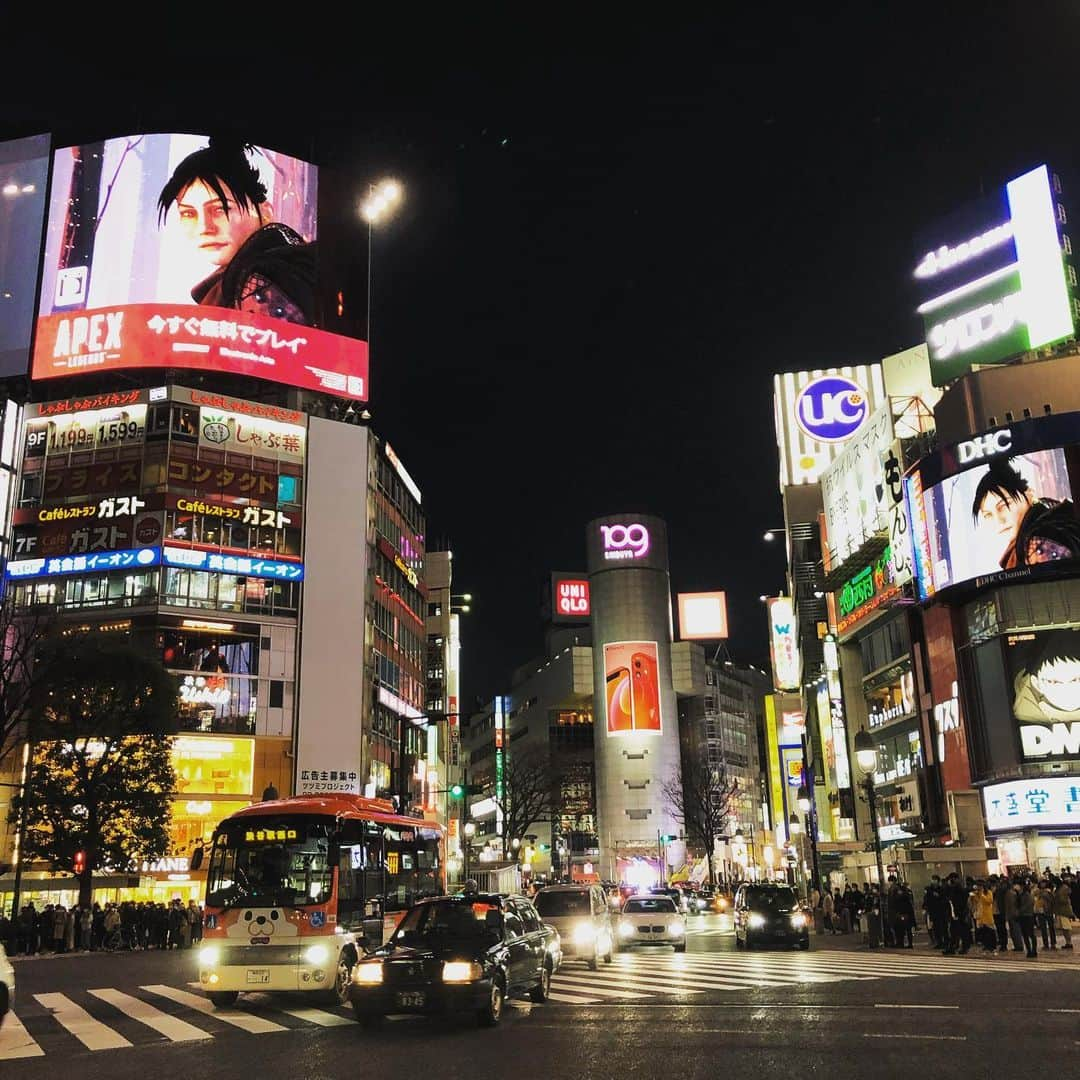 濱田マサルさんのインスタグラム写真 - (濱田マサルInstagram)「時代が変わりました。  今生きている事に  感謝します。  行き交う人は  マスクをし  街宣マイクでは  ソーシャルディスタンスがうたわれ  喧騒感と賑やかさが混在した街  とても不思議な近未来の様  時代が確実に変わり  新しい時代は  こうやって生き抜くんだなと  体感。」2月20日 18時18分 - hamadamasaru