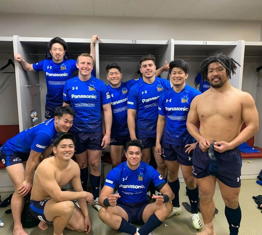 のインスタグラム：「開幕戦勝利‼️﻿ ﻿ たくさんの応援ありがとうございました！﻿ いいスタート切れたので、次の試合も頑張ります！﻿ ﻿ 引き続き応援よろしくお願いします🙇‍♂️﻿ ﻿ 内田選手の代わりになぜか堀江さん(笑)﻿ ﻿ けんきさんと写真撮ってもらいました🤣(笑)﻿ ﻿MOMもありがとうございます！！ まだまだ頑張ります💪 ﻿  #Panasonic﻿ #WildKnights﻿ #トップリーグ開幕﻿ #topleague #MOM」