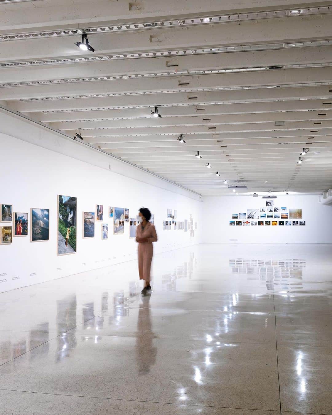 石川直樹さんのインスタグラム写真 - (石川直樹Instagram)「I am happy to announce that my exhibition “Japonésia” is showing at Museu Oscar Niemeyer in Curitiba, Brasil. ブラジルの#クリチバ にあるオスカーニーマイヤー美術館 @museuoscarniemeyer で、個展『#Japonésia』が始まりました。サンパウロのジャパンハウスに続く巡回展です。こんなに素晴らしい美術館で展示しているのに、自分が現地に行けないのが悔しい…。 島の連なりとしての日本列島に光をあてた写真群です。国境を超え、北海道島が、沖縄諸島が、環太平洋や環オホーツクの海へと滲み出す。 #ブラジル、遠いですが、万が一いらっしゃれる方はぜひ！ . Photos by Estevam Romera https://museuoscarniemeyer.org.br/exposicoes/exposicoes/japonesia . #naokiishikawa#MuseuOscarNiemeyer#OscarNiemeyerMuseum#brasil#curitiba#oscarniemeyer#オスカーニーマイヤー」2月20日 18時23分 - straightree8848