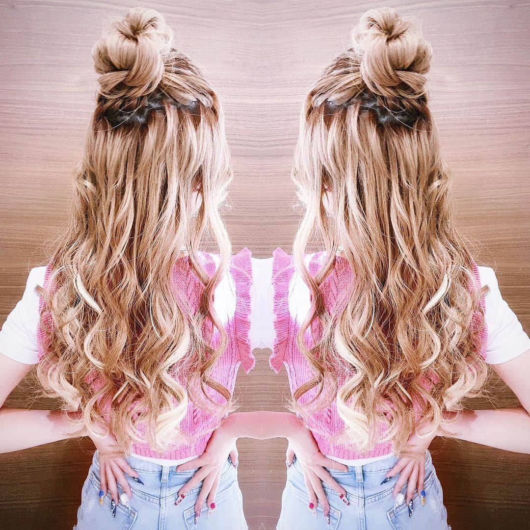 アンジェリカのインスタグラム：「🐱💙 .  hair💇🏼‍♀️💓  超可愛いヘアアレﾃﾞｼｮ❤︎  カジュアルなコーデも綺麗めコーデにも 合うと思うヨ👌🏻ルーズな感じがポイントっ💕😂  @rollen_shione 🌼ﾁｬﾝのアレンジダイスキッ❤︎  @ken11rollen 🐆❤︎ ありがとうございました😊  . 💙🐱  #ヘアアレンジ #エクステ #ハーフアップ#お団子ヘア #ルーズヘア」