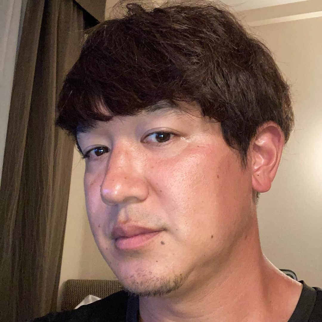 のインスタグラム：「マスク焼け。 これからの季節こういう人が増えそう。 逆に紫外線を通すマスクとか出るのかな。 日焼け止めクリームを買おうと思います。 オススメあれば教えてください。 #トクサンtv #日焼け #マスク #紫外線 #ほっぺ細く見える効果説」