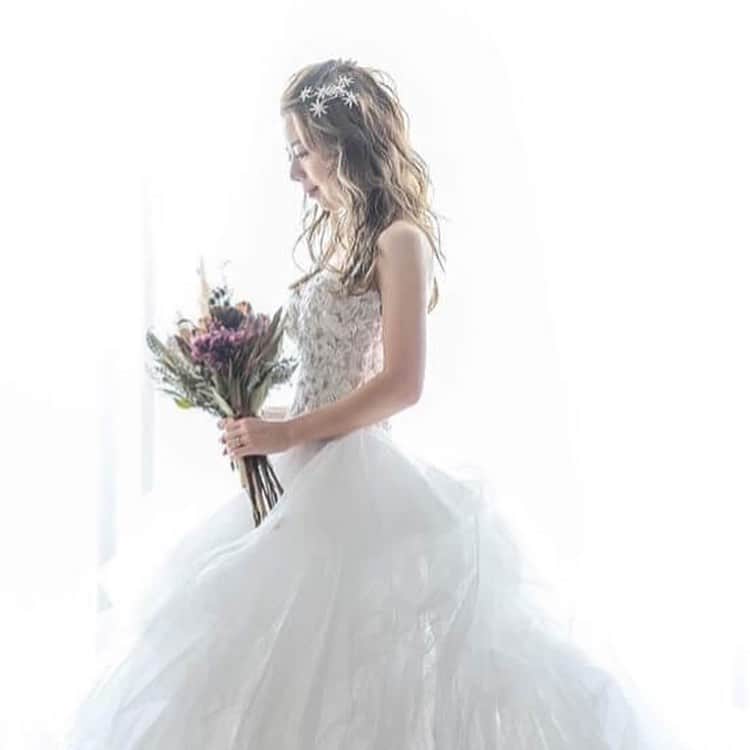 Dresses (ドレッシーズ)さんのインスタグラム写真 - (Dresses (ドレッシーズ)Instagram)「【髪型別おすすめドレス】 ロングヘアの花嫁さまにおすすめのドレスとヘアメイクをご紹介します💓  ✓ドレス ロングヘアスタイルは選んだドレスのテイストやデザインに合わせて決めるとワンランクアップした花嫁さまに♡ ✓ヘアメイク ポニーテールやシニョンスタイル、ダウンスタイルなど、アレンジは多彩にあります！  ぜひドレス選びの参考にしてくださいね✨  ドレスのお問い合わせは @dresses_weddingdress にDM💌 Dresses割引ございます‼︎ ※諸条件がございます お気軽にお問い合わせくださいませ。  ______________  @dresses_weddingdress では、毎日ドレスを更新中 ホーム画面のURLよりご覧頂けます。 1,700着以上のウェディングドレス、カラードレスが掲載されています。 ドレスをお探しのプレ花嫁さま、是非覗いてみて下さい！ 掲載ドレスのご試着も承っております。 お気軽にお問い合わせくださいませ ✨ ______________  ドレスは絶対に後悔したくない方の為の結婚式場紹介サービス始めました！ #ドレス選びから始める結婚式場探し @dresses_weddingdress のInstagramに掲載している #antonioriva や #mirazwillinger など、インポートウェディングドレスがお得になります おしゃれな花嫁様のための式場紹介サービスです♡  紹介会場一覧▶@dresses_weddingdress TOPのURLより Instagram▶ @dresses_concierge ドレスを後悔したくない方、好きなドレスをお得に着たい方、 DM にてお気軽にお問い合わせください♡ *⠀⠀ . #ドレッシーズ #ウェディングドレス #ドレス迷子#プレ花嫁 #2021春婚 #2021夏婚 #2021秋婚 #プレ花嫁さんと繋がりたい #全国の花嫁さんと繋がりたい #みんなのウェディング #ワーキング花嫁 #アラサー花嫁 #30代花嫁 #大人花嫁 #運命のドレス #大阪花嫁 #東京花嫁 #福岡花嫁 #ロングヘア  #ロングヘアアレンジ  #結婚式ヘアアレンジ」2月20日 18時25分 - dresses_weddings