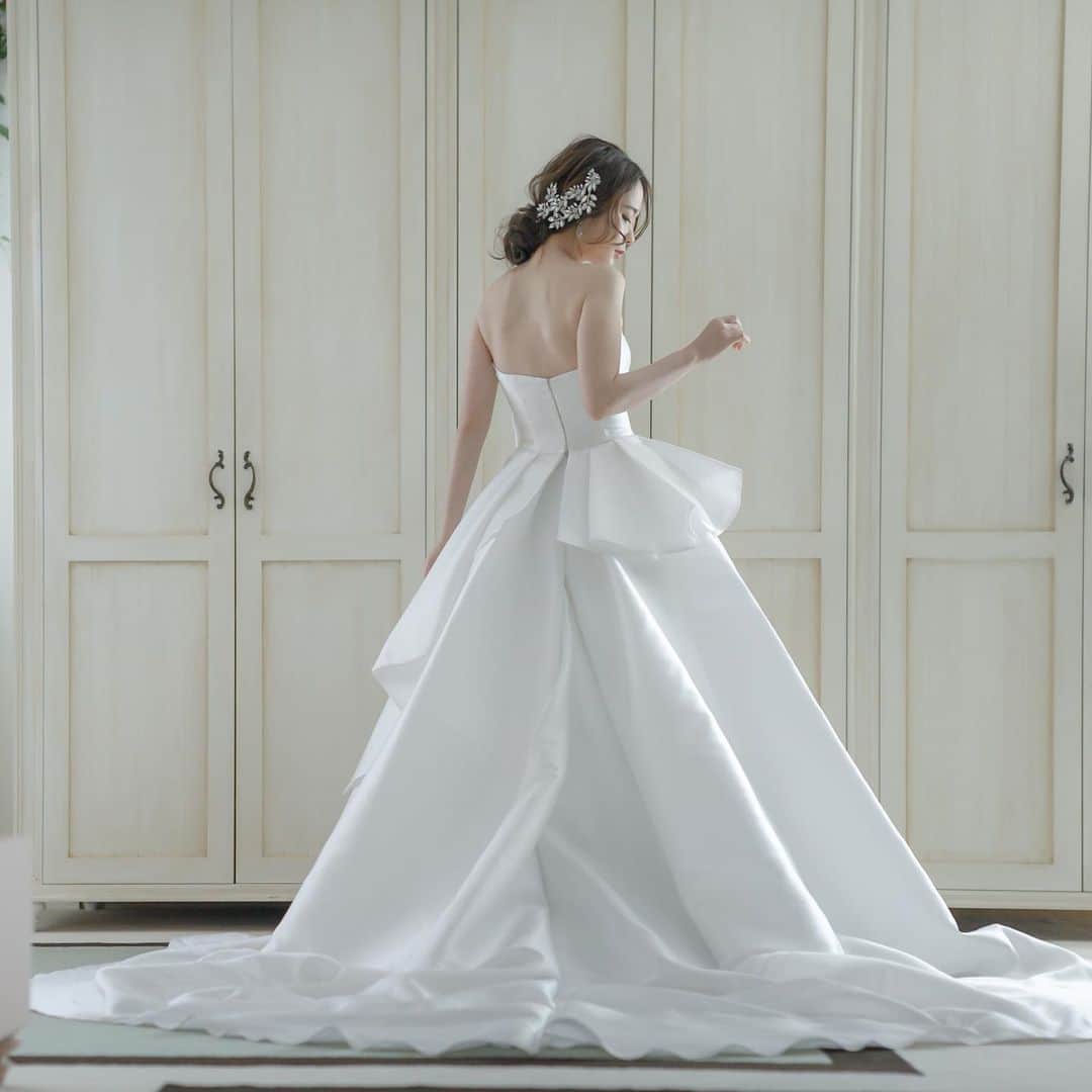 Dresses (ドレッシーズ)さんのインスタグラム写真 - (Dresses (ドレッシーズ)Instagram)「【髪型別おすすめドレス】 ロングヘアの花嫁さまにおすすめのドレスとヘアメイクをご紹介します💓  ✓ドレス ロングヘアスタイルは選んだドレスのテイストやデザインに合わせて決めるとワンランクアップした花嫁さまに♡ ✓ヘアメイク ポニーテールやシニョンスタイル、ダウンスタイルなど、アレンジは多彩にあります！  ぜひドレス選びの参考にしてくださいね✨  ドレスのお問い合わせは @dresses_weddingdress にDM💌 Dresses割引ございます‼︎ ※諸条件がございます お気軽にお問い合わせくださいませ。  ______________  @dresses_weddingdress では、毎日ドレスを更新中 ホーム画面のURLよりご覧頂けます。 1,700着以上のウェディングドレス、カラードレスが掲載されています。 ドレスをお探しのプレ花嫁さま、是非覗いてみて下さい！ 掲載ドレスのご試着も承っております。 お気軽にお問い合わせくださいませ ✨ ______________  ドレスは絶対に後悔したくない方の為の結婚式場紹介サービス始めました！ #ドレス選びから始める結婚式場探し @dresses_weddingdress のInstagramに掲載している #antonioriva や #mirazwillinger など、インポートウェディングドレスがお得になります おしゃれな花嫁様のための式場紹介サービスです♡  紹介会場一覧▶@dresses_weddingdress TOPのURLより Instagram▶ @dresses_concierge ドレスを後悔したくない方、好きなドレスをお得に着たい方、 DM にてお気軽にお問い合わせください♡ *⠀⠀ . #ドレッシーズ #ウェディングドレス #ドレス迷子#プレ花嫁 #2021春婚 #2021夏婚 #2021秋婚 #プレ花嫁さんと繋がりたい #全国の花嫁さんと繋がりたい #みんなのウェディング #ワーキング花嫁 #アラサー花嫁 #30代花嫁 #大人花嫁 #運命のドレス #大阪花嫁 #東京花嫁 #福岡花嫁 #ロングヘア  #ロングヘアアレンジ  #結婚式ヘアアレンジ」2月20日 18時25分 - dresses_weddings