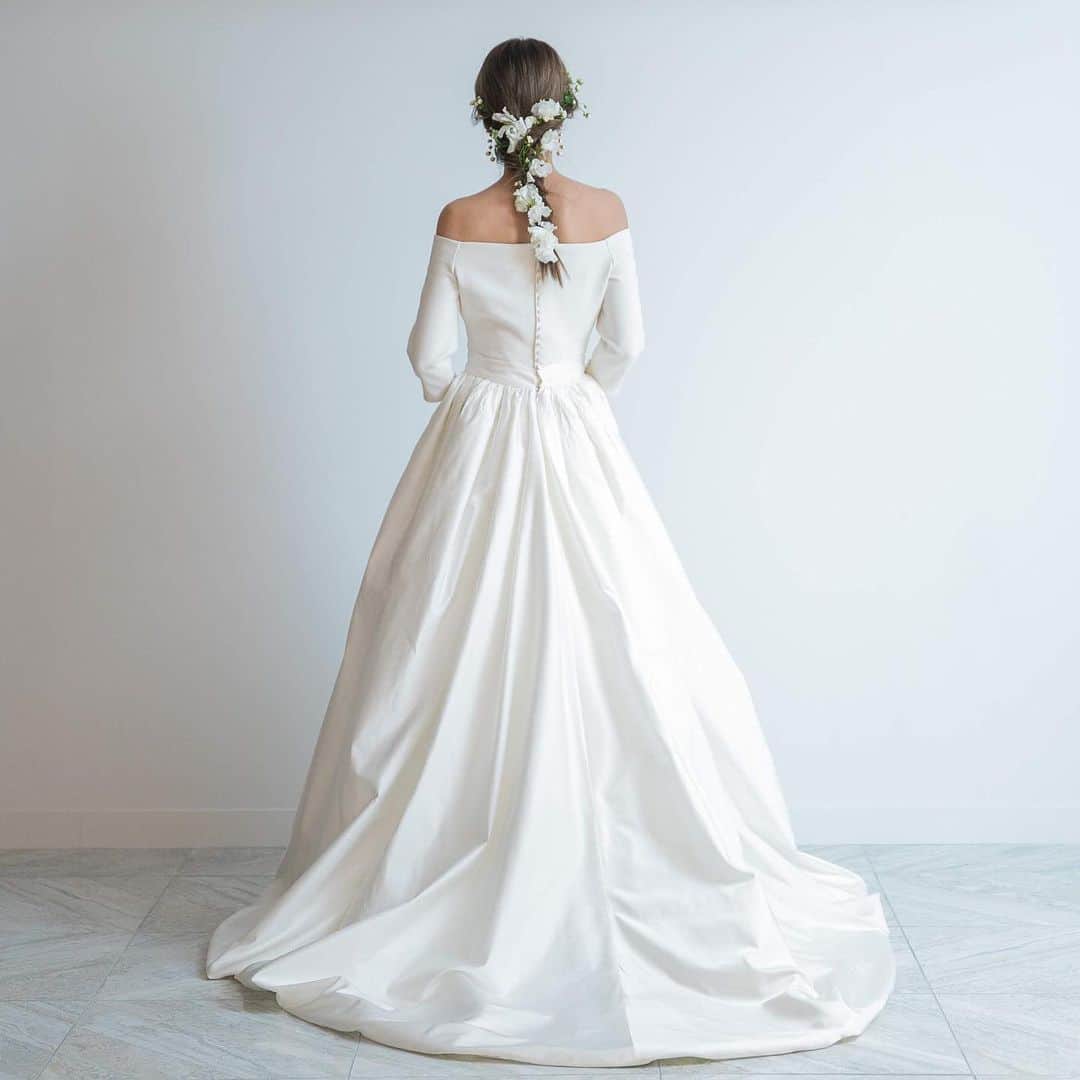Dresses (ドレッシーズ)さんのインスタグラム写真 - (Dresses (ドレッシーズ)Instagram)「【髪型別おすすめドレス】 ロングヘアの花嫁さまにおすすめのドレスとヘアメイクをご紹介します💓  ✓ドレス ロングヘアスタイルは選んだドレスのテイストやデザインに合わせて決めるとワンランクアップした花嫁さまに♡ ✓ヘアメイク ポニーテールやシニョンスタイル、ダウンスタイルなど、アレンジは多彩にあります！  ぜひドレス選びの参考にしてくださいね✨  ドレスのお問い合わせは @dresses_weddingdress にDM💌 Dresses割引ございます‼︎ ※諸条件がございます お気軽にお問い合わせくださいませ。  ______________  @dresses_weddingdress では、毎日ドレスを更新中 ホーム画面のURLよりご覧頂けます。 1,700着以上のウェディングドレス、カラードレスが掲載されています。 ドレスをお探しのプレ花嫁さま、是非覗いてみて下さい！ 掲載ドレスのご試着も承っております。 お気軽にお問い合わせくださいませ ✨ ______________  ドレスは絶対に後悔したくない方の為の結婚式場紹介サービス始めました！ #ドレス選びから始める結婚式場探し @dresses_weddingdress のInstagramに掲載している #antonioriva や #mirazwillinger など、インポートウェディングドレスがお得になります おしゃれな花嫁様のための式場紹介サービスです♡  紹介会場一覧▶@dresses_weddingdress TOPのURLより Instagram▶ @dresses_concierge ドレスを後悔したくない方、好きなドレスをお得に着たい方、 DM にてお気軽にお問い合わせください♡ *⠀⠀ . #ドレッシーズ #ウェディングドレス #ドレス迷子#プレ花嫁 #2021春婚 #2021夏婚 #2021秋婚 #プレ花嫁さんと繋がりたい #全国の花嫁さんと繋がりたい #みんなのウェディング #ワーキング花嫁 #アラサー花嫁 #30代花嫁 #大人花嫁 #運命のドレス #大阪花嫁 #東京花嫁 #福岡花嫁 #ロングヘア  #ロングヘアアレンジ  #結婚式ヘアアレンジ」2月20日 18時25分 - dresses_weddings