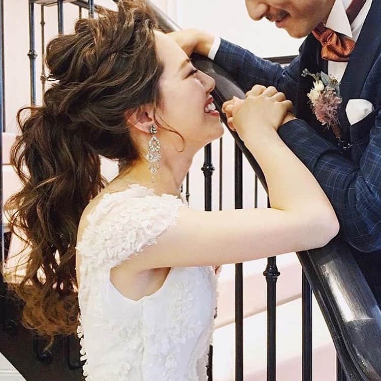 Dresses (ドレッシーズ)さんのインスタグラム写真 - (Dresses (ドレッシーズ)Instagram)「【髪型別おすすめドレス】 ロングヘアの花嫁さまにおすすめのドレスとヘアメイクをご紹介します💓  ✓ドレス ロングヘアスタイルは選んだドレスのテイストやデザインに合わせて決めるとワンランクアップした花嫁さまに♡ ✓ヘアメイク ポニーテールやシニョンスタイル、ダウンスタイルなど、アレンジは多彩にあります！  ぜひドレス選びの参考にしてくださいね✨  ドレスのお問い合わせは @dresses_weddingdress にDM💌 Dresses割引ございます‼︎ ※諸条件がございます お気軽にお問い合わせくださいませ。  ______________  @dresses_weddingdress では、毎日ドレスを更新中 ホーム画面のURLよりご覧頂けます。 1,700着以上のウェディングドレス、カラードレスが掲載されています。 ドレスをお探しのプレ花嫁さま、是非覗いてみて下さい！ 掲載ドレスのご試着も承っております。 お気軽にお問い合わせくださいませ ✨ ______________  ドレスは絶対に後悔したくない方の為の結婚式場紹介サービス始めました！ #ドレス選びから始める結婚式場探し @dresses_weddingdress のInstagramに掲載している #antonioriva や #mirazwillinger など、インポートウェディングドレスがお得になります おしゃれな花嫁様のための式場紹介サービスです♡  紹介会場一覧▶@dresses_weddingdress TOPのURLより Instagram▶ @dresses_concierge ドレスを後悔したくない方、好きなドレスをお得に着たい方、 DM にてお気軽にお問い合わせください♡ *⠀⠀ . #ドレッシーズ #ウェディングドレス #ドレス迷子#プレ花嫁 #2021春婚 #2021夏婚 #2021秋婚 #プレ花嫁さんと繋がりたい #全国の花嫁さんと繋がりたい #みんなのウェディング #ワーキング花嫁 #アラサー花嫁 #30代花嫁 #大人花嫁 #運命のドレス #大阪花嫁 #東京花嫁 #福岡花嫁 #ロングヘア  #ロングヘアアレンジ  #結婚式ヘアアレンジ」2月20日 18時25分 - dresses_weddings