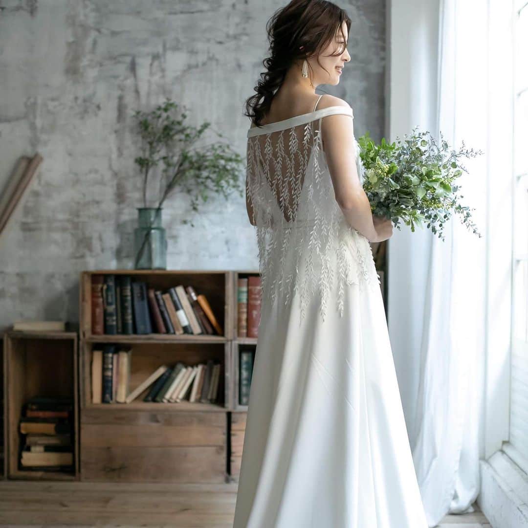 Dresses (ドレッシーズ)さんのインスタグラム写真 - (Dresses (ドレッシーズ)Instagram)「【髪型別おすすめドレス】 ロングヘアの花嫁さまにおすすめのドレスとヘアメイクをご紹介します💓  ✓ドレス ロングヘアスタイルは選んだドレスのテイストやデザインに合わせて決めるとワンランクアップした花嫁さまに♡ ✓ヘアメイク ポニーテールやシニョンスタイル、ダウンスタイルなど、アレンジは多彩にあります！  ぜひドレス選びの参考にしてくださいね✨  ドレスのお問い合わせは @dresses_weddingdress にDM💌 Dresses割引ございます‼︎ ※諸条件がございます お気軽にお問い合わせくださいませ。  ______________  @dresses_weddingdress では、毎日ドレスを更新中 ホーム画面のURLよりご覧頂けます。 1,700着以上のウェディングドレス、カラードレスが掲載されています。 ドレスをお探しのプレ花嫁さま、是非覗いてみて下さい！ 掲載ドレスのご試着も承っております。 お気軽にお問い合わせくださいませ ✨ ______________  ドレスは絶対に後悔したくない方の為の結婚式場紹介サービス始めました！ #ドレス選びから始める結婚式場探し @dresses_weddingdress のInstagramに掲載している #antonioriva や #mirazwillinger など、インポートウェディングドレスがお得になります おしゃれな花嫁様のための式場紹介サービスです♡  紹介会場一覧▶@dresses_weddingdress TOPのURLより Instagram▶ @dresses_concierge ドレスを後悔したくない方、好きなドレスをお得に着たい方、 DM にてお気軽にお問い合わせください♡ *⠀⠀ . #ドレッシーズ #ウェディングドレス #ドレス迷子#プレ花嫁 #2021春婚 #2021夏婚 #2021秋婚 #プレ花嫁さんと繋がりたい #全国の花嫁さんと繋がりたい #みんなのウェディング #ワーキング花嫁 #アラサー花嫁 #30代花嫁 #大人花嫁 #運命のドレス #大阪花嫁 #東京花嫁 #福岡花嫁 #ロングヘア  #ロングヘアアレンジ  #結婚式ヘアアレンジ」2月20日 18時25分 - dresses_weddings