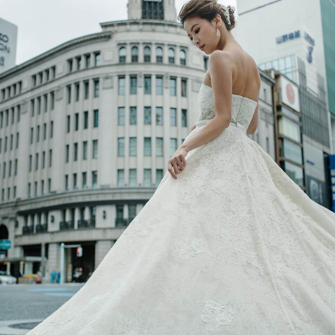 Dresses (ドレッシーズ)さんのインスタグラム写真 - (Dresses (ドレッシーズ)Instagram)「【髪型別おすすめドレス】 ロングヘアの花嫁さまにおすすめのドレスとヘアメイクをご紹介します💓  ✓ドレス ロングヘアスタイルは選んだドレスのテイストやデザインに合わせて決めるとワンランクアップした花嫁さまに♡ ✓ヘアメイク ポニーテールやシニョンスタイル、ダウンスタイルなど、アレンジは多彩にあります！  ぜひドレス選びの参考にしてくださいね✨  ドレスのお問い合わせは @dresses_weddingdress にDM💌 Dresses割引ございます‼︎ ※諸条件がございます お気軽にお問い合わせくださいませ。  ______________  @dresses_weddingdress では、毎日ドレスを更新中 ホーム画面のURLよりご覧頂けます。 1,700着以上のウェディングドレス、カラードレスが掲載されています。 ドレスをお探しのプレ花嫁さま、是非覗いてみて下さい！ 掲載ドレスのご試着も承っております。 お気軽にお問い合わせくださいませ ✨ ______________  ドレスは絶対に後悔したくない方の為の結婚式場紹介サービス始めました！ #ドレス選びから始める結婚式場探し @dresses_weddingdress のInstagramに掲載している #antonioriva や #mirazwillinger など、インポートウェディングドレスがお得になります おしゃれな花嫁様のための式場紹介サービスです♡  紹介会場一覧▶@dresses_weddingdress TOPのURLより Instagram▶ @dresses_concierge ドレスを後悔したくない方、好きなドレスをお得に着たい方、 DM にてお気軽にお問い合わせください♡ *⠀⠀ . #ドレッシーズ #ウェディングドレス #ドレス迷子#プレ花嫁 #2021春婚 #2021夏婚 #2021秋婚 #プレ花嫁さんと繋がりたい #全国の花嫁さんと繋がりたい #みんなのウェディング #ワーキング花嫁 #アラサー花嫁 #30代花嫁 #大人花嫁 #運命のドレス #大阪花嫁 #東京花嫁 #福岡花嫁 #ロングヘア  #ロングヘアアレンジ  #結婚式ヘアアレンジ」2月20日 18時25分 - dresses_weddings