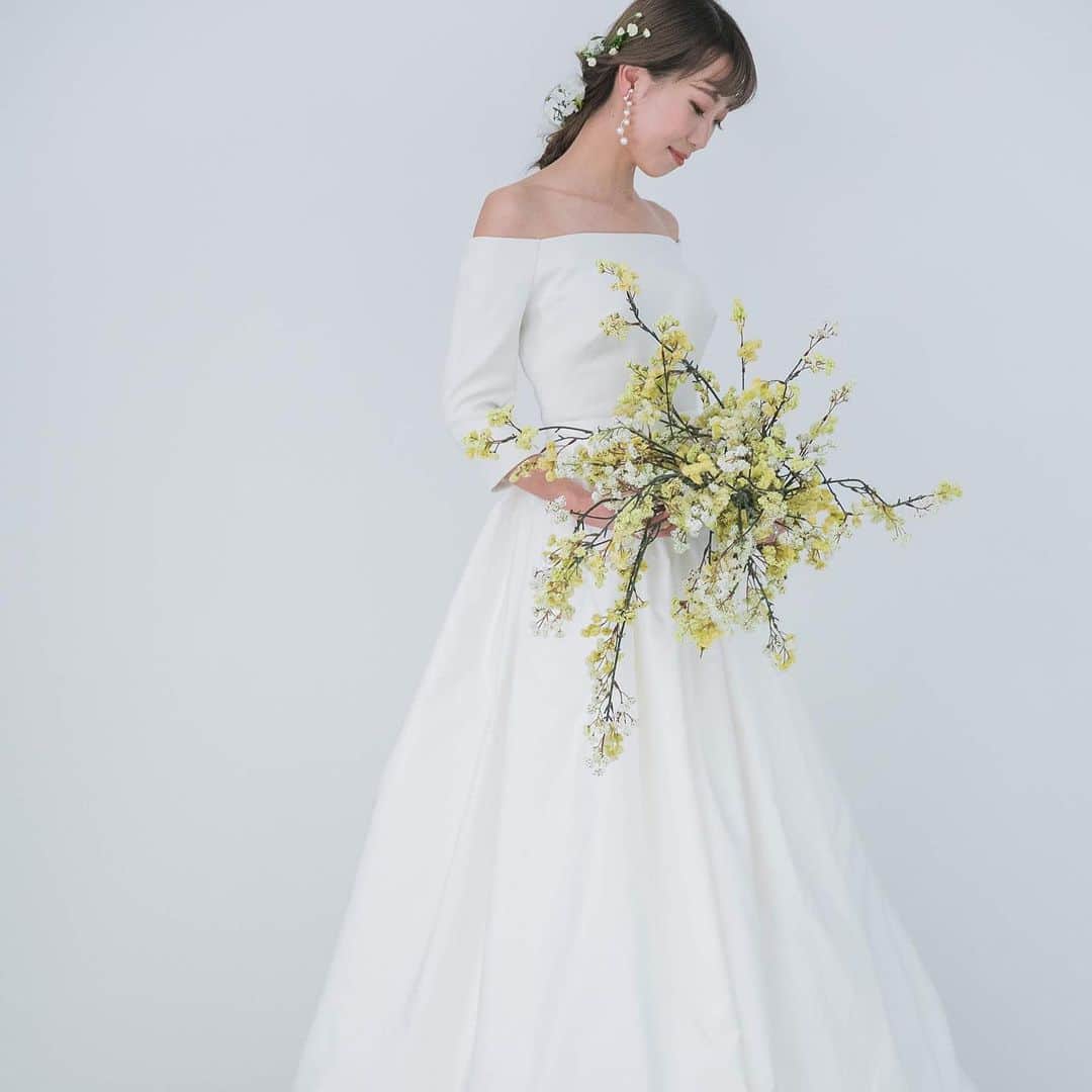 Dresses (ドレッシーズ)さんのインスタグラム写真 - (Dresses (ドレッシーズ)Instagram)「【髪型別おすすめドレス】 ロングヘアの花嫁さまにおすすめのドレスとヘアメイクをご紹介します💓  ✓ドレス ロングヘアスタイルは選んだドレスのテイストやデザインに合わせて決めるとワンランクアップした花嫁さまに♡ ✓ヘアメイク ポニーテールやシニョンスタイル、ダウンスタイルなど、アレンジは多彩にあります！  ぜひドレス選びの参考にしてくださいね✨  ドレスのお問い合わせは @dresses_weddingdress にDM💌 Dresses割引ございます‼︎ ※諸条件がございます お気軽にお問い合わせくださいませ。  ______________  @dresses_weddingdress では、毎日ドレスを更新中 ホーム画面のURLよりご覧頂けます。 1,700着以上のウェディングドレス、カラードレスが掲載されています。 ドレスをお探しのプレ花嫁さま、是非覗いてみて下さい！ 掲載ドレスのご試着も承っております。 お気軽にお問い合わせくださいませ ✨ ______________  ドレスは絶対に後悔したくない方の為の結婚式場紹介サービス始めました！ #ドレス選びから始める結婚式場探し @dresses_weddingdress のInstagramに掲載している #antonioriva や #mirazwillinger など、インポートウェディングドレスがお得になります おしゃれな花嫁様のための式場紹介サービスです♡  紹介会場一覧▶@dresses_weddingdress TOPのURLより Instagram▶ @dresses_concierge ドレスを後悔したくない方、好きなドレスをお得に着たい方、 DM にてお気軽にお問い合わせください♡ *⠀⠀ . #ドレッシーズ #ウェディングドレス #ドレス迷子#プレ花嫁 #2021春婚 #2021夏婚 #2021秋婚 #プレ花嫁さんと繋がりたい #全国の花嫁さんと繋がりたい #みんなのウェディング #ワーキング花嫁 #アラサー花嫁 #30代花嫁 #大人花嫁 #運命のドレス #大阪花嫁 #東京花嫁 #福岡花嫁 #ロングヘア  #ロングヘアアレンジ  #結婚式ヘアアレンジ」2月20日 18時25分 - dresses_weddings