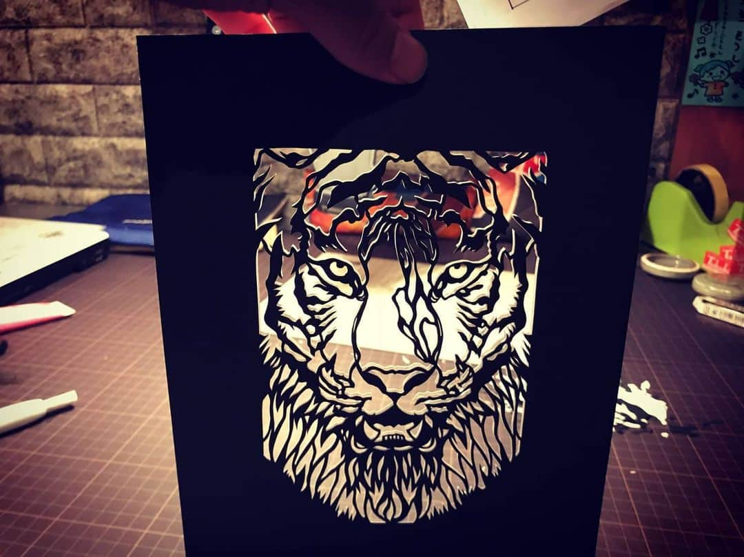 青木文明さんのインスタグラム写真 - (青木文明Instagram)「#japanart  #虎 #tiger #獣  #動物 #animal #生き物  鹿児島(いちき串木野市)で切り絵作家として活躍しています。  こちらでは作品作りの作業行程の写真を主に更新しております。 ﻿━━━━━━━━━━━━━ #Atelier武蒼﻿﻿﻿﻿﻿﻿ #切り絵 #青木文明 #鹿児島 #いちき串木野  #和 #紙 #アート #デザイン  #動物園 とお仕事がしてみたい #水族館 とお仕事がしてみたい  #ハンドメイド #diy #インテリア #部屋飾り  #東京 #横浜 #名古屋 #大阪 #福岡 #倉敷 #京都 ﻿﻿」2月20日 18時25分 - musou23