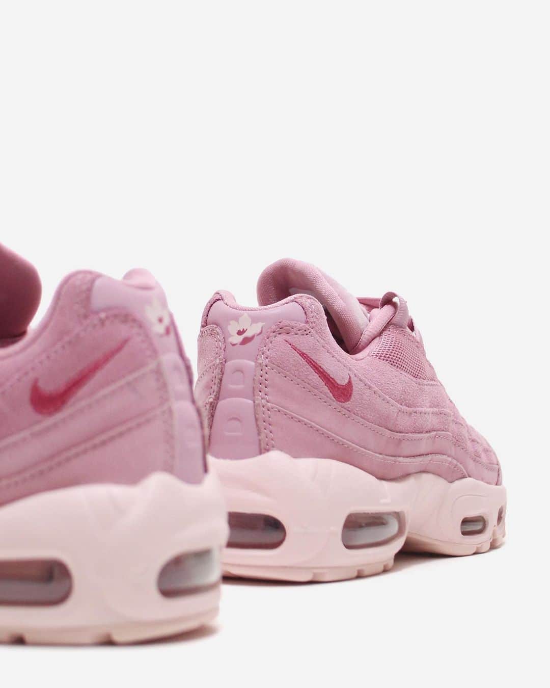 A+Sのインスタグラム：「2021. 2. 24 (wed) in store  ■NIKE WMNS AIR MAX 95 SE COLOR : FIREBERRY SIZE : 22.0cm-25.0cm PRICE : ¥17,000 (+TAX)  柔らかく彩度の高いパステルカラーが華やかなスタイルを演出するナイキ エア マックス 95 SE。 アイコニックなサイドパネルは人体をイメージしたデザイン。ヒールと前足部に内蔵されたMax Airユニットが足を踏み出すたびに衝撃を吸収します。  Soft and gorgeous style. The Nike Air Max 95 SE creates a gorgeous style with soft, highly saturated pastel colors. The iconic side panel is designed with the image of the human body. The Max Air unit built into the heel and forefoot absorbs shock each time you step on it.  #a_and_s #NIKE #AIRMAX #NIKEAIRMAX #NIKEAIRMAX95 #NIKEWMNSAIRMAX95SE」
