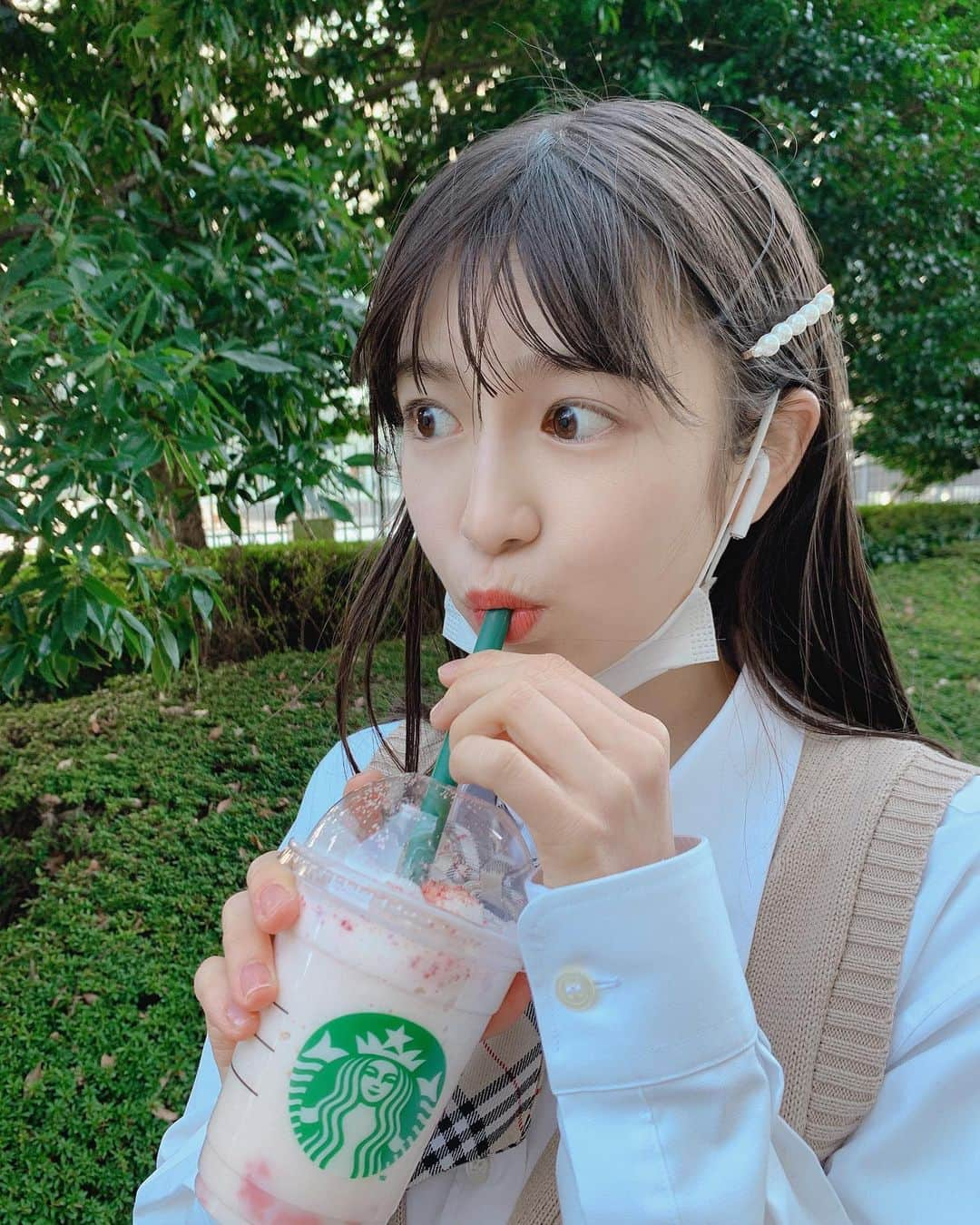 町田恵里那さんのインスタグラム写真 - (町田恵里那Instagram)「☁︎☽﻿ スタバの新作飲んだよ 〜 🌸﻿ ﻿ ぽかぽか日和だったから﻿ フラペチーノでも寒くなかった👼🏻﻿ ﻿ ﻿ ラズベリーパンナコッタ入りで﻿ 甘すぎずサッパリ飲めたの ‪⸜‪‪ ♡ ⸝‬‪‪﻿ ﻿ リピ飲みしたいくらい美味しかった‪𓂃 ‪꒱‪ ‪꒱﻿ ﻿ ﻿ 今日は豆乳に変更したのです🥛﻿ ﻿ ﻿ ﻿ ﻿ ﻿ ﻿ ﻿ ﻿ #今日のもぐっとえりな #starbucks #スターバックス #スタバ #スタバ新作 #jk #jkブランド #町田恵里那」2月20日 18時27分 - machida_erina122