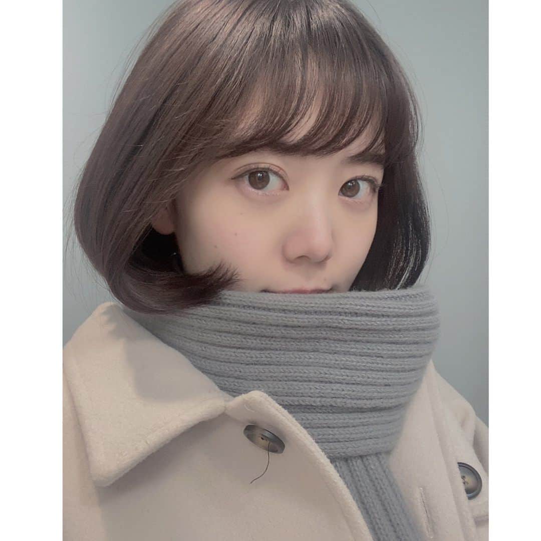 のインスタグラム：「･ ボタンからひもでてるwwww 昨日はマフラーする程寒かったのに 今日あったかかったね～〜( ¨̮ ) ･ 撮影お疲れ様でした👗 ･ #jillsander#マフラー#冬#春#ボブ」